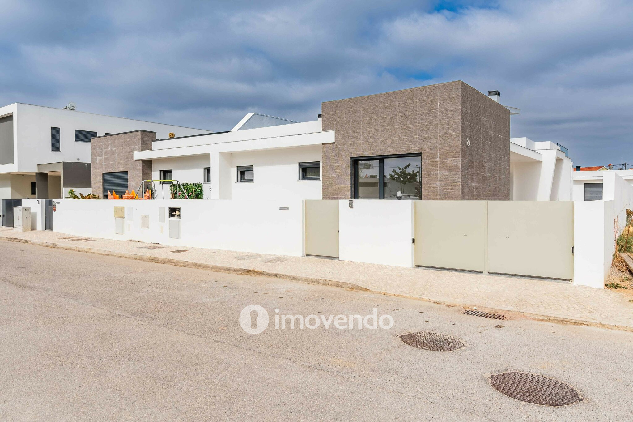 Moradia T4 moderna, com piscina de água salgada e garagem, no Montijo