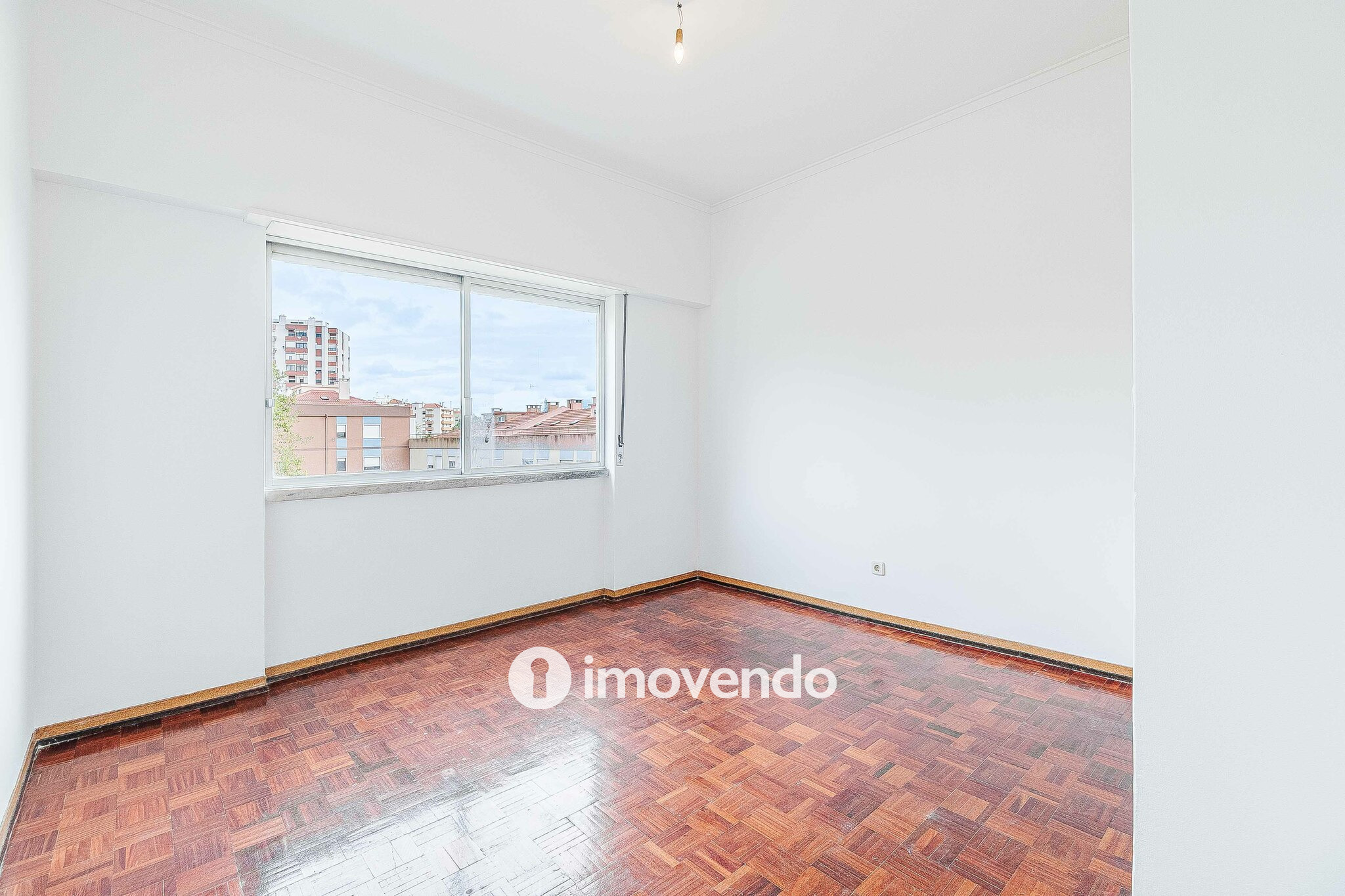 Apartamento T2 com áreas amplas, em Odivelas