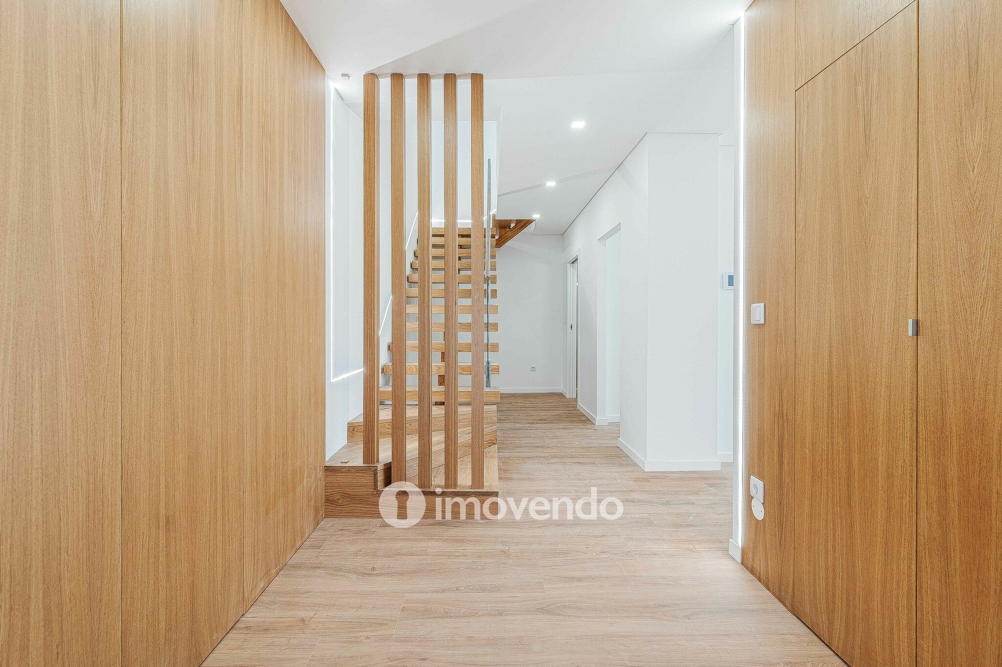 Moradia T4 moderna, com piscina de água salgada e garagem, no Montijo