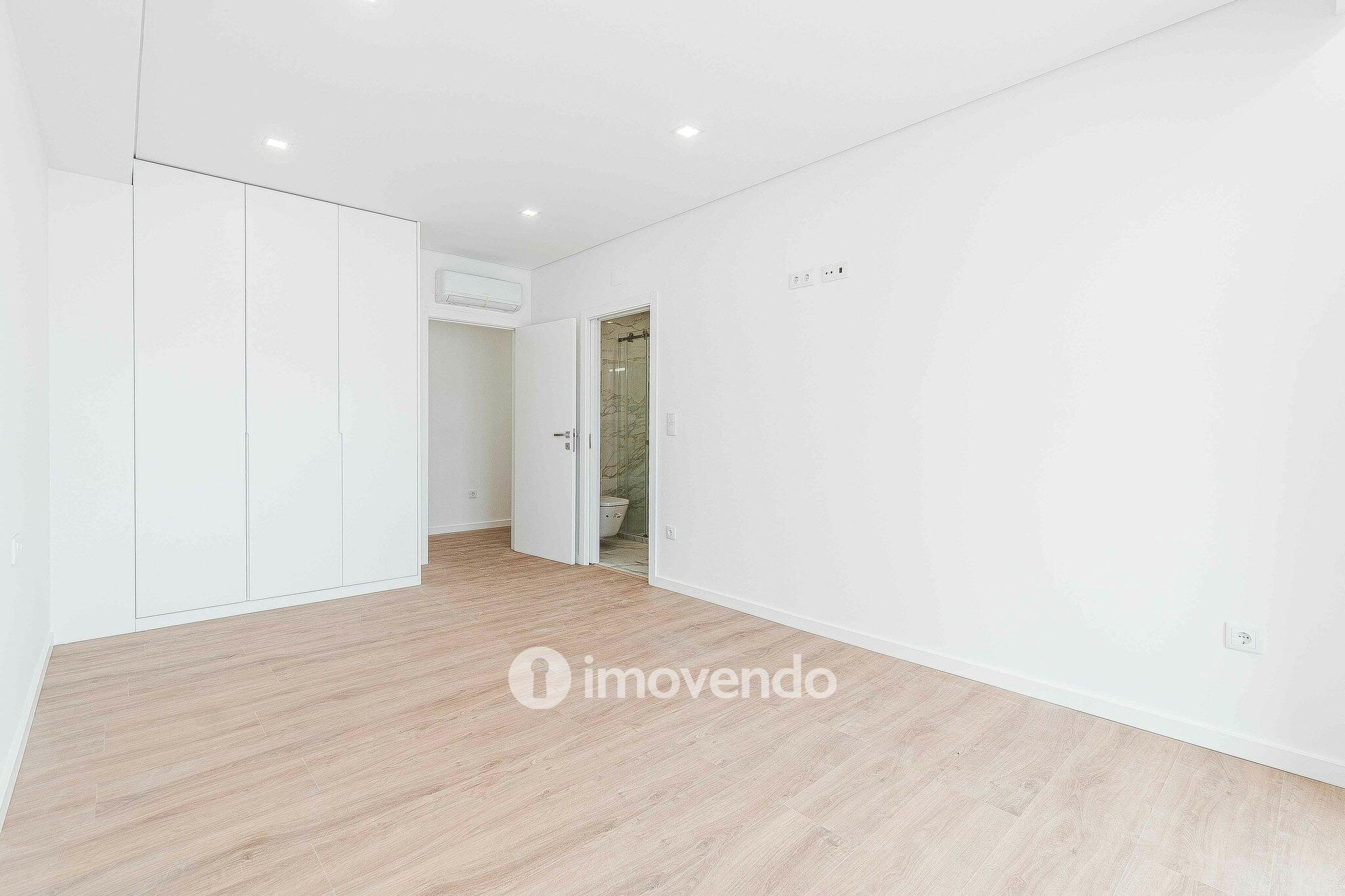 Moradia T4 moderna, com piscina de água salgada e garagem, no Montijo