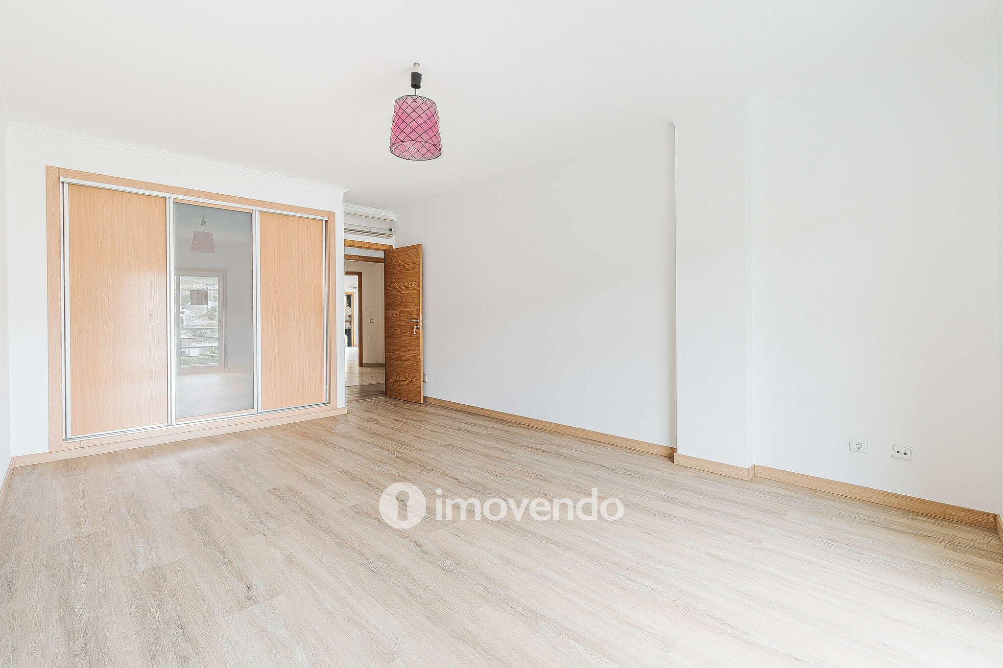 Apartamento T3 com estacionamento em S. João dos Montes