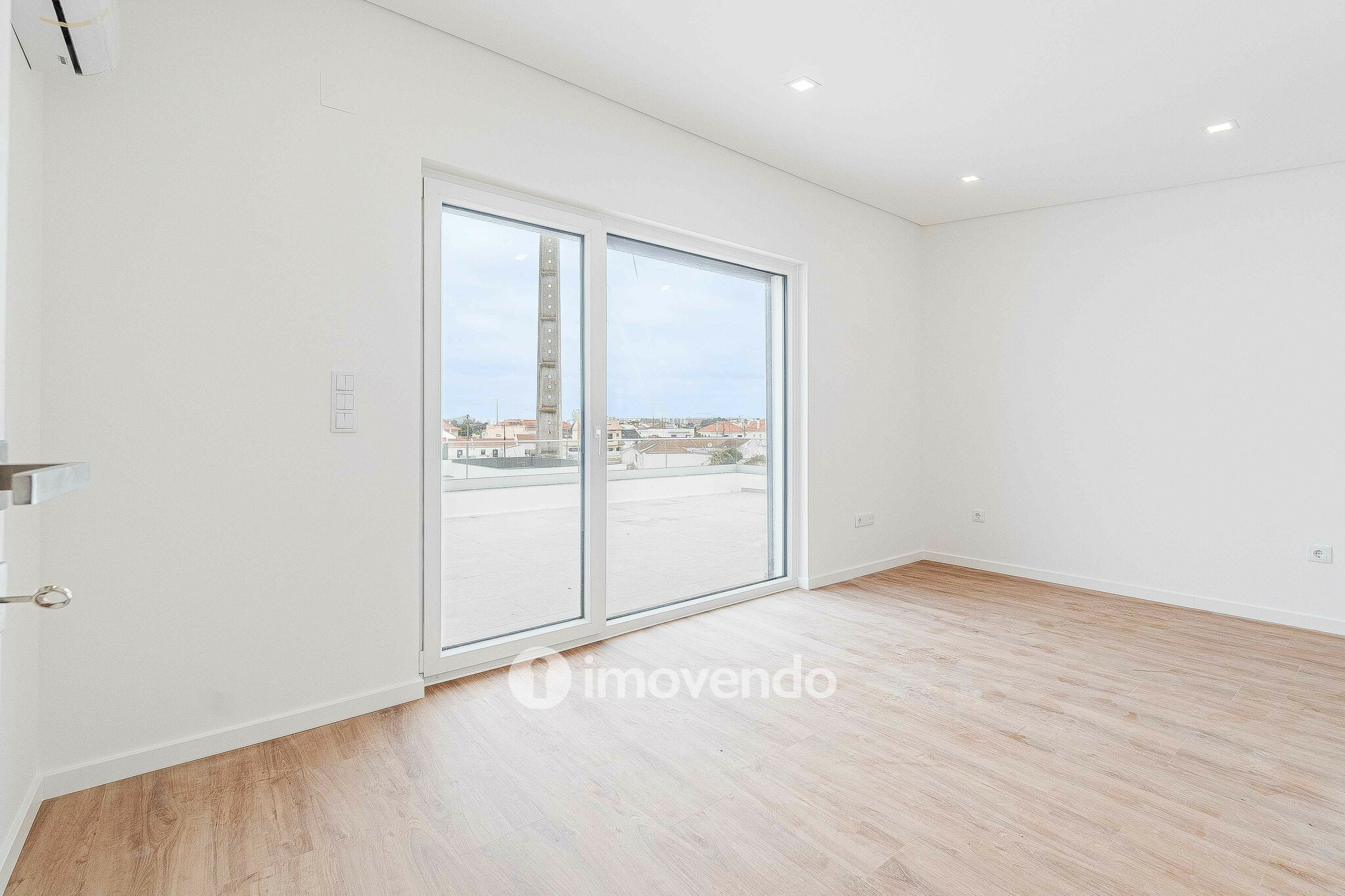 Moradia T4 moderna, com piscina de água salgada e garagem, no Montijo