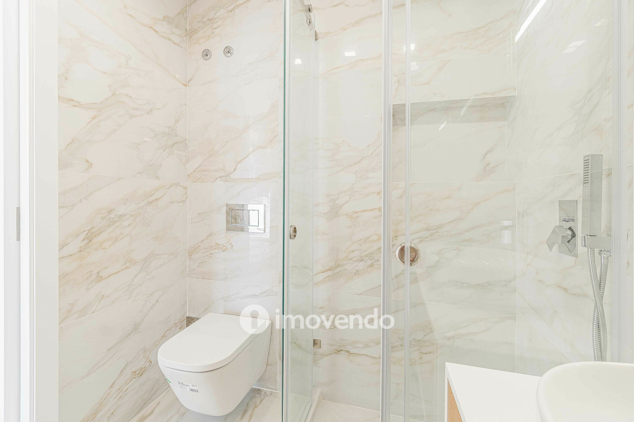 Moradia T4 moderna, com piscina de água salgada e garagem, no Montijo