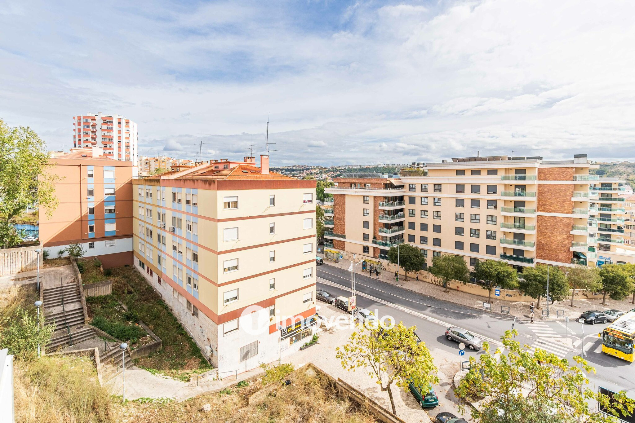 Apartamento T2 com áreas amplas, em Odivelas