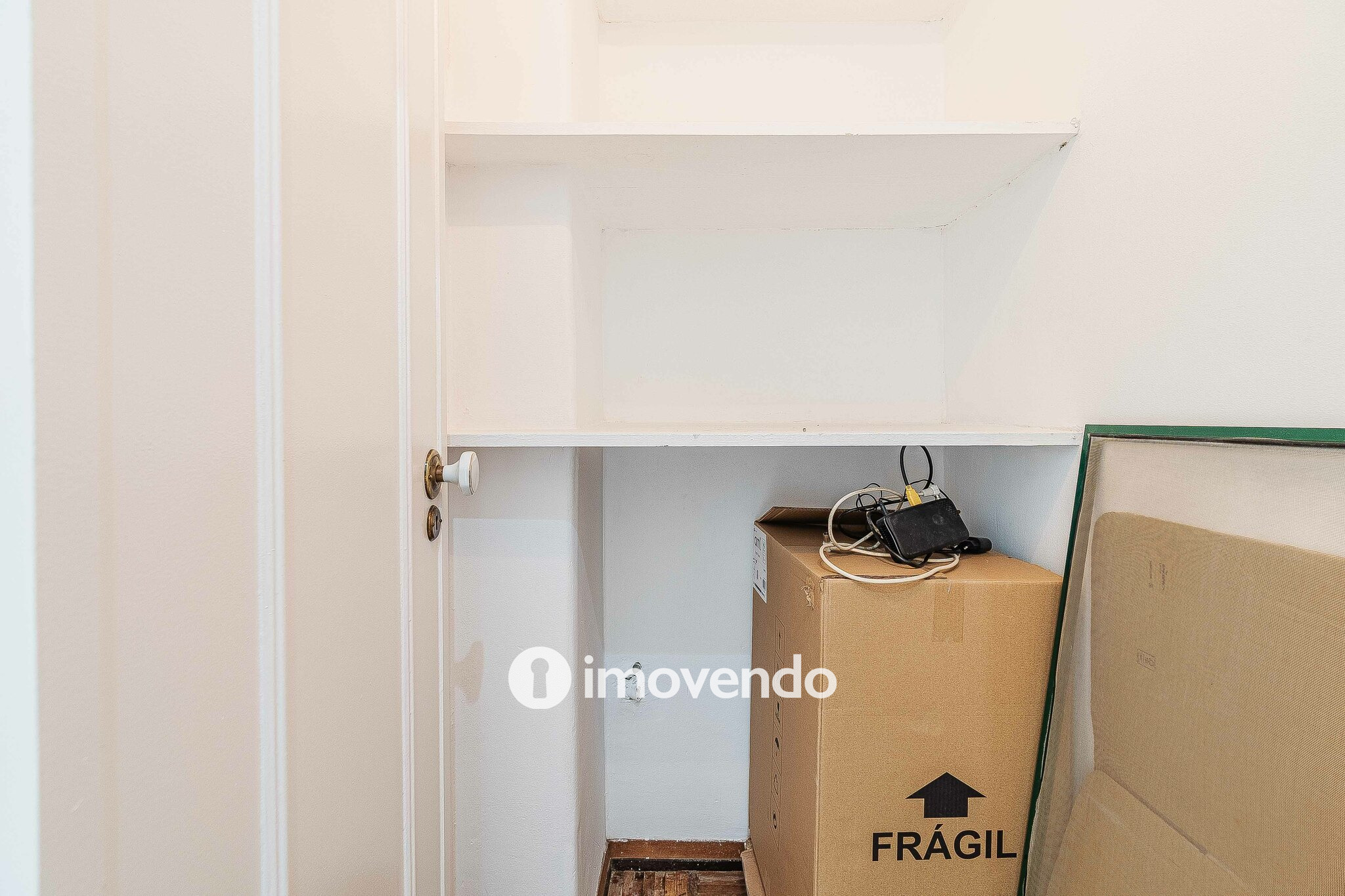 Apartamento T2 com áreas amplas, em Odivelas