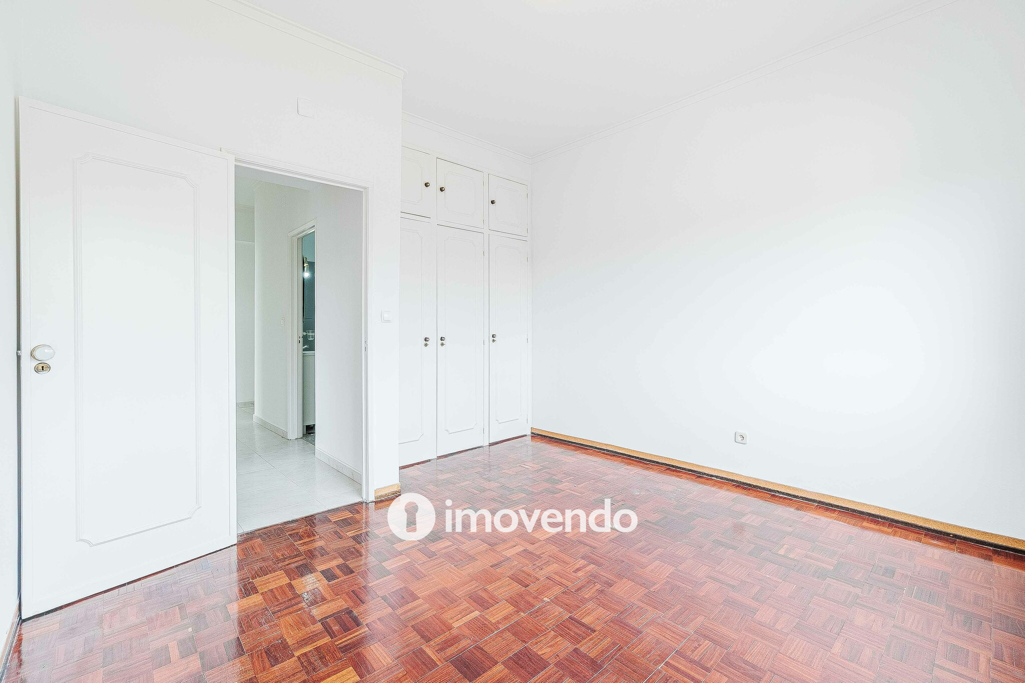 Apartamento T2 com áreas amplas, em Odivelas