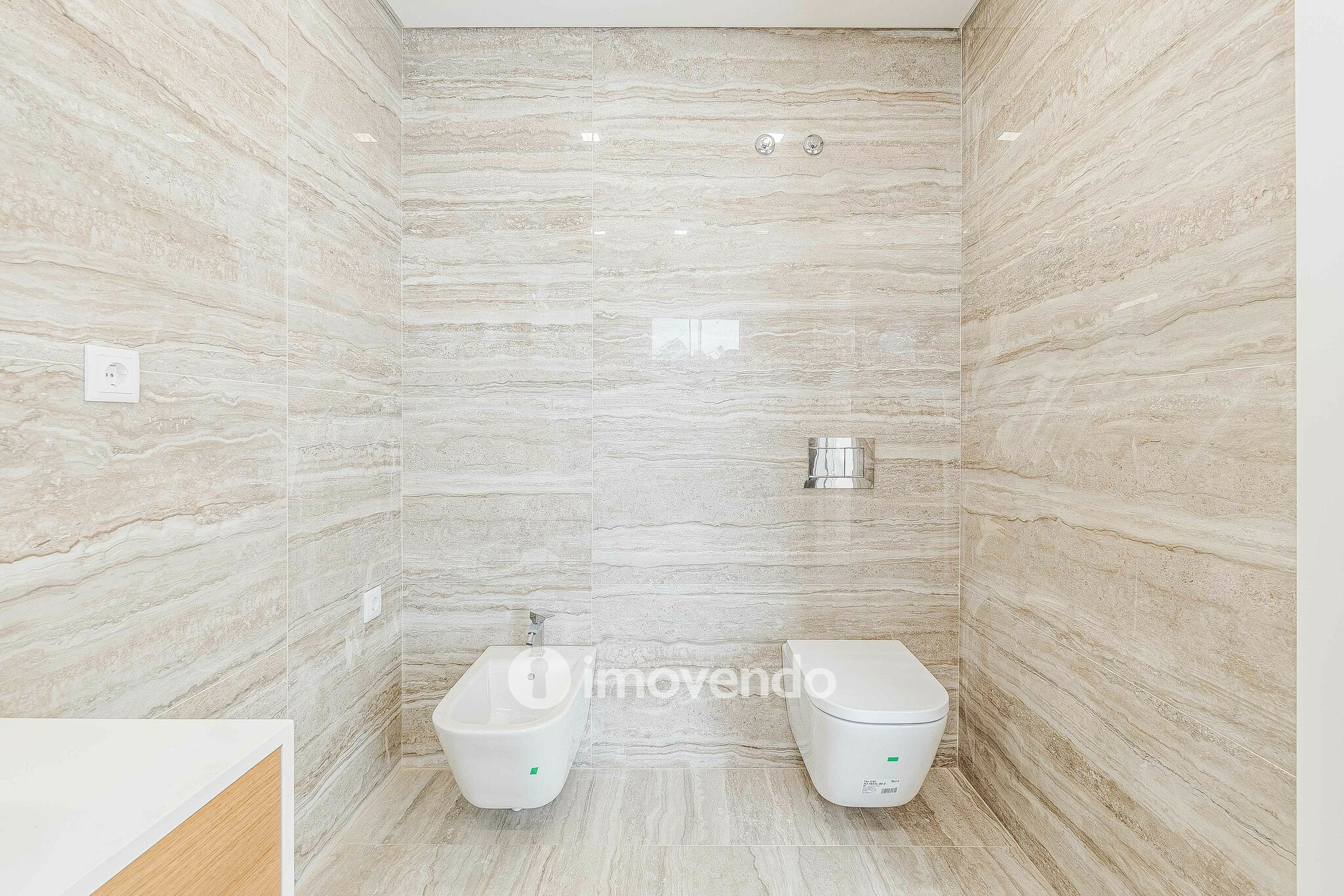 Moradia T4 moderna, com piscina de água salgada e garagem, no Montijo