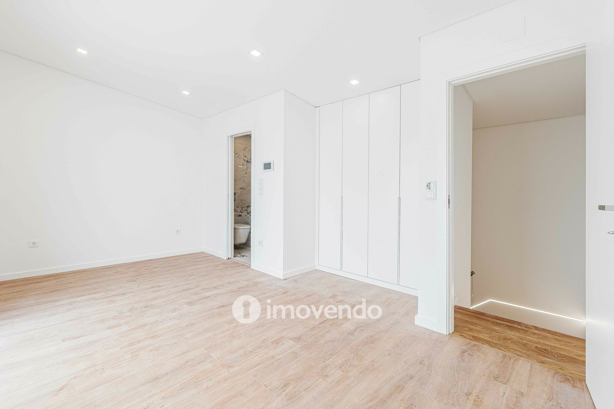 Moradia T4 moderna, com piscina de água salgada e garagem, no Montijo