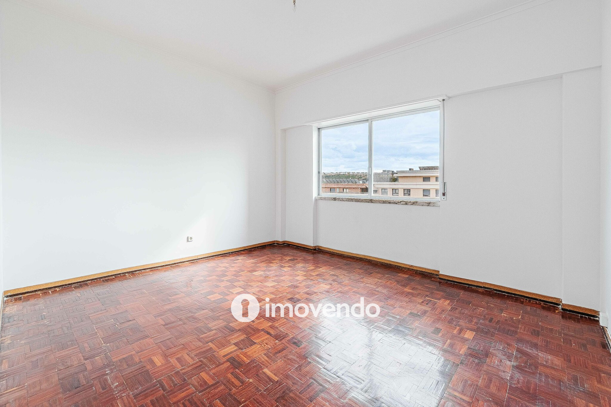 Apartamento T2 com áreas amplas, em Odivelas