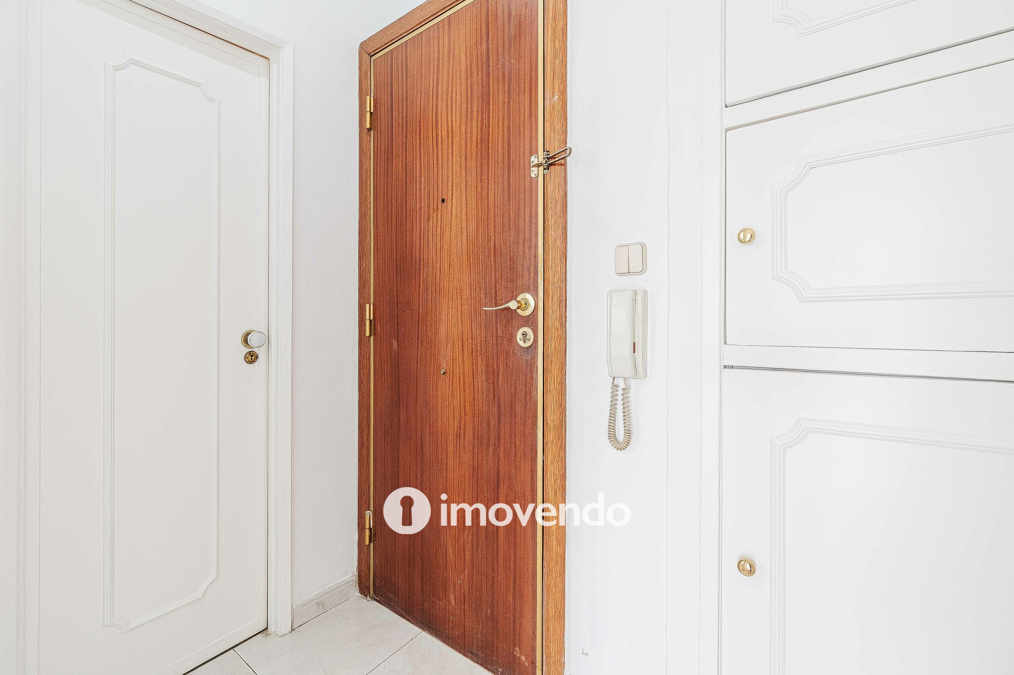 Apartamento T2 com áreas amplas, em Odivelas