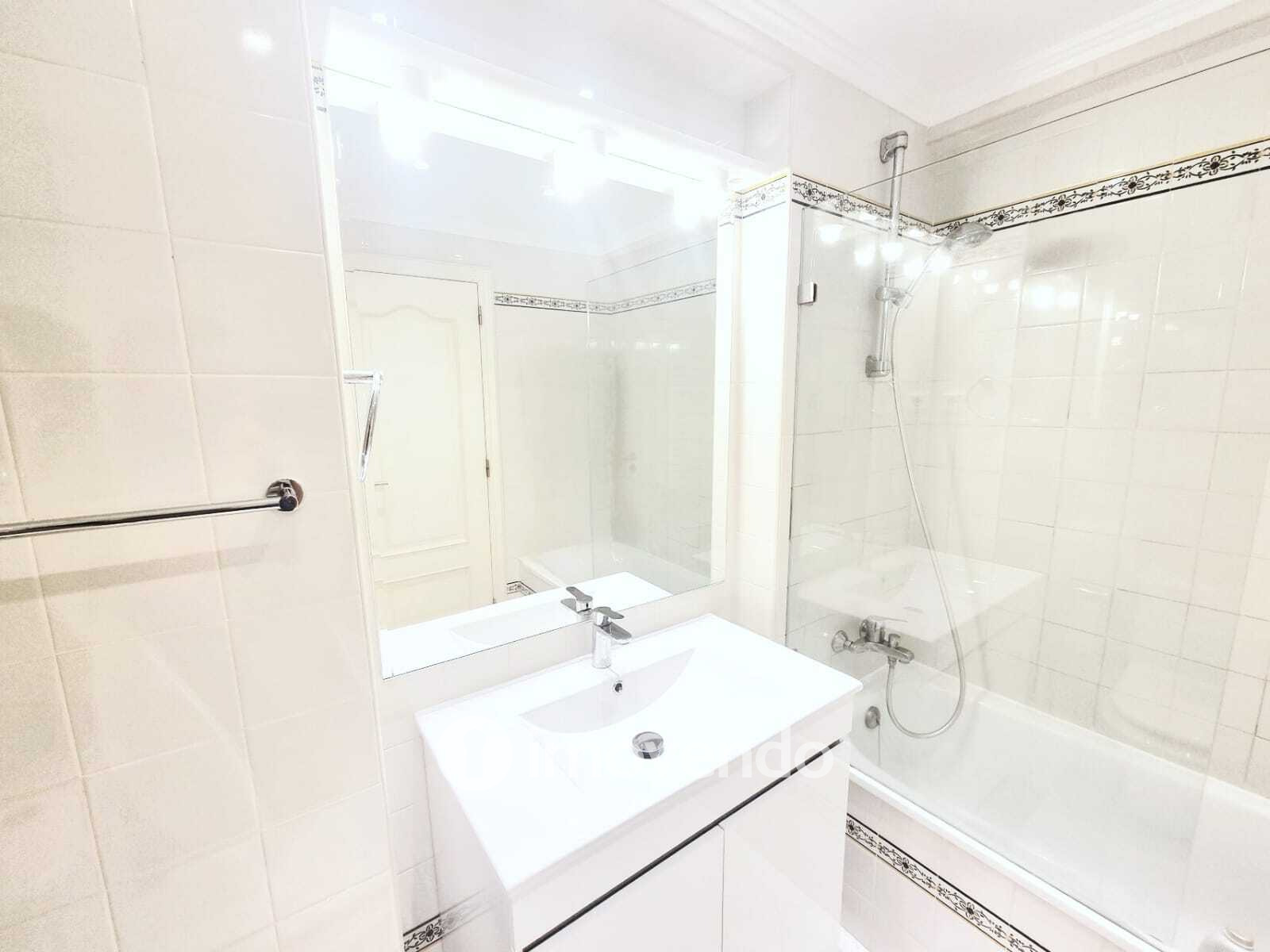 Apartamento T3 exclusivo, com garagem e vista mar, na Parede