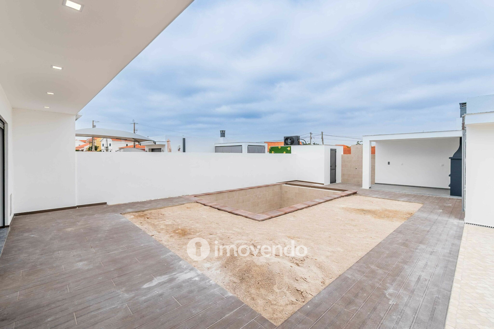 Moradia T4 moderna, com piscina de água salgada e garagem, no Montijo