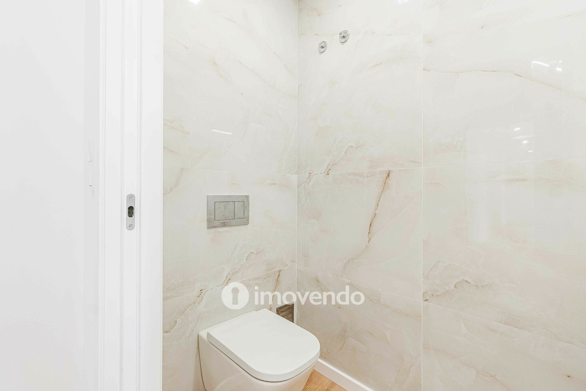 Moradia T4 moderna, com piscina de água salgada e garagem, no Montijo