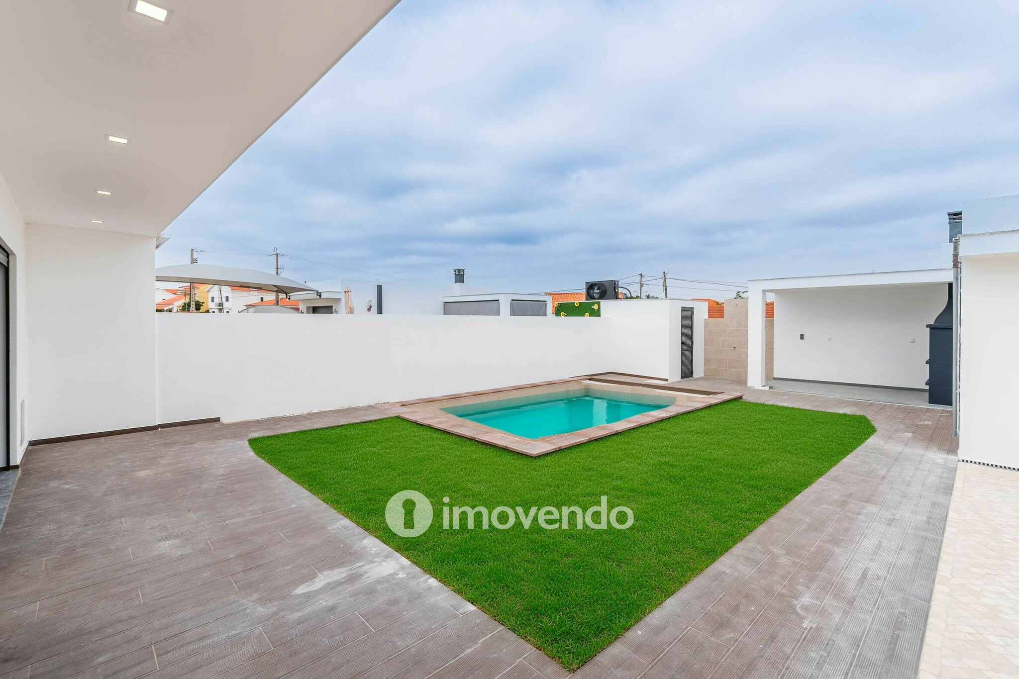 Moradia T4 moderna, com piscina de água salgada e garagem, no Montijo