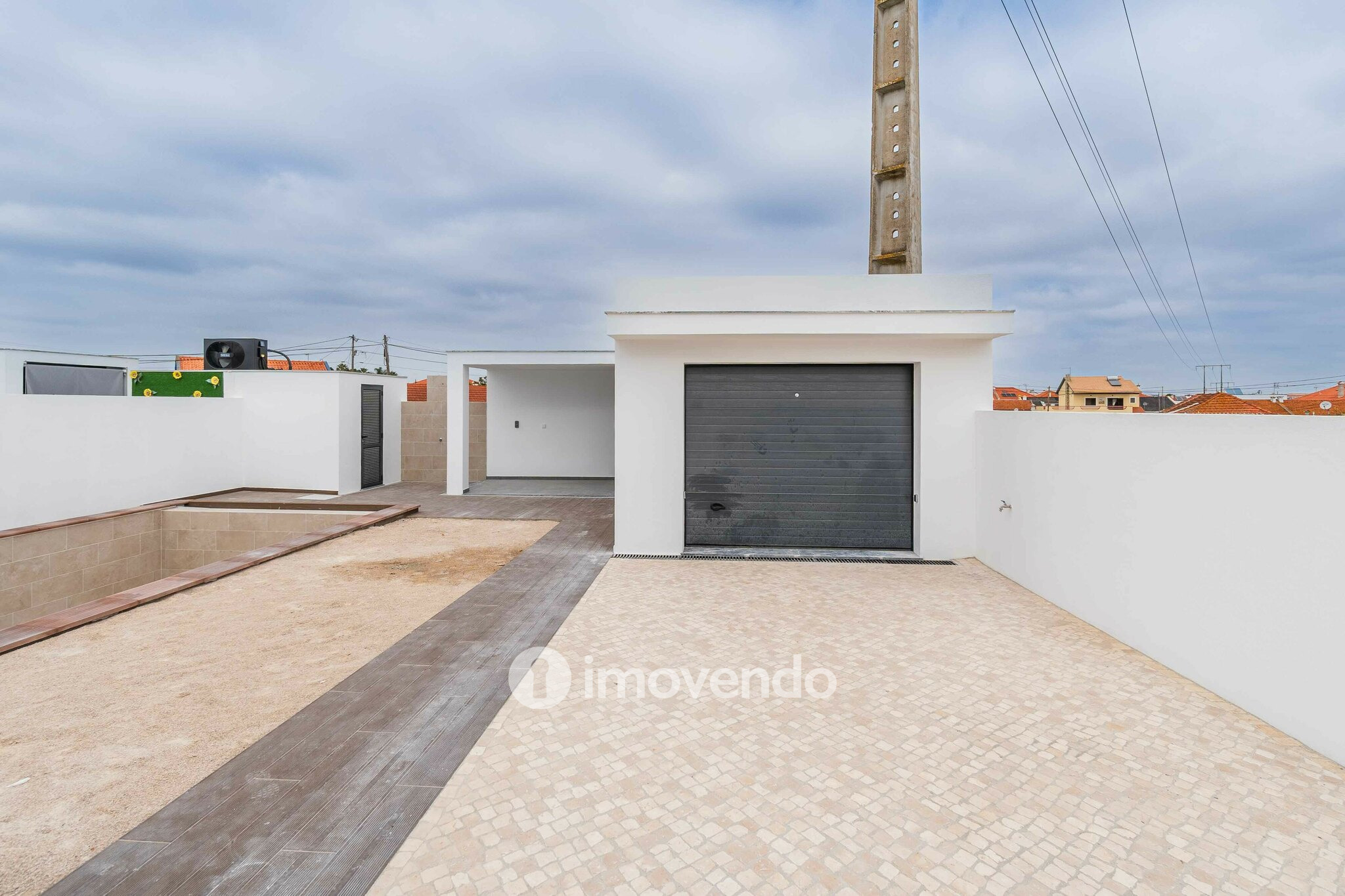 Moradia T4 moderna, com piscina de água salgada e garagem, no Montijo