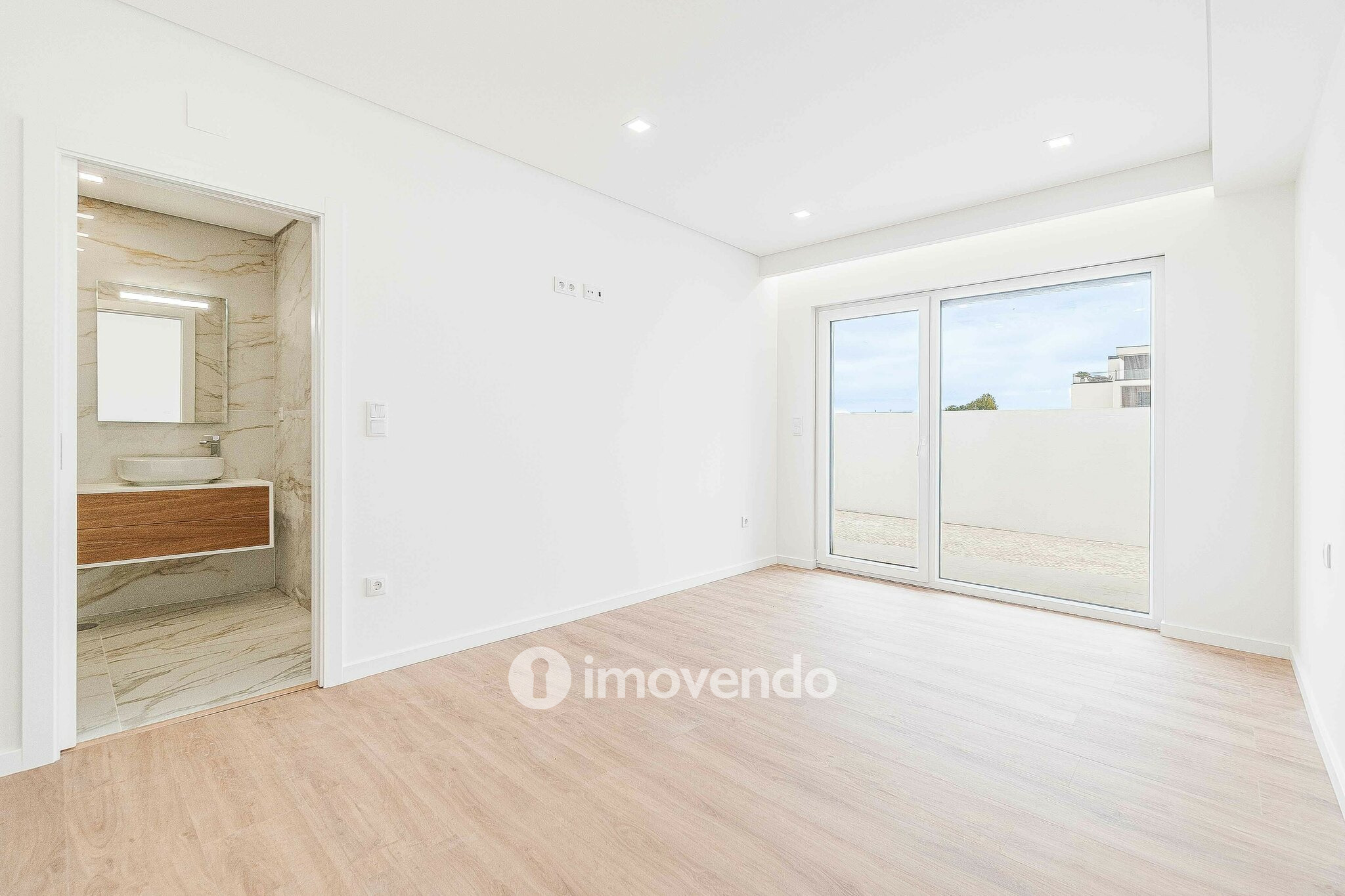 Moradia T4 moderna, com piscina de água salgada e garagem, no Montijo