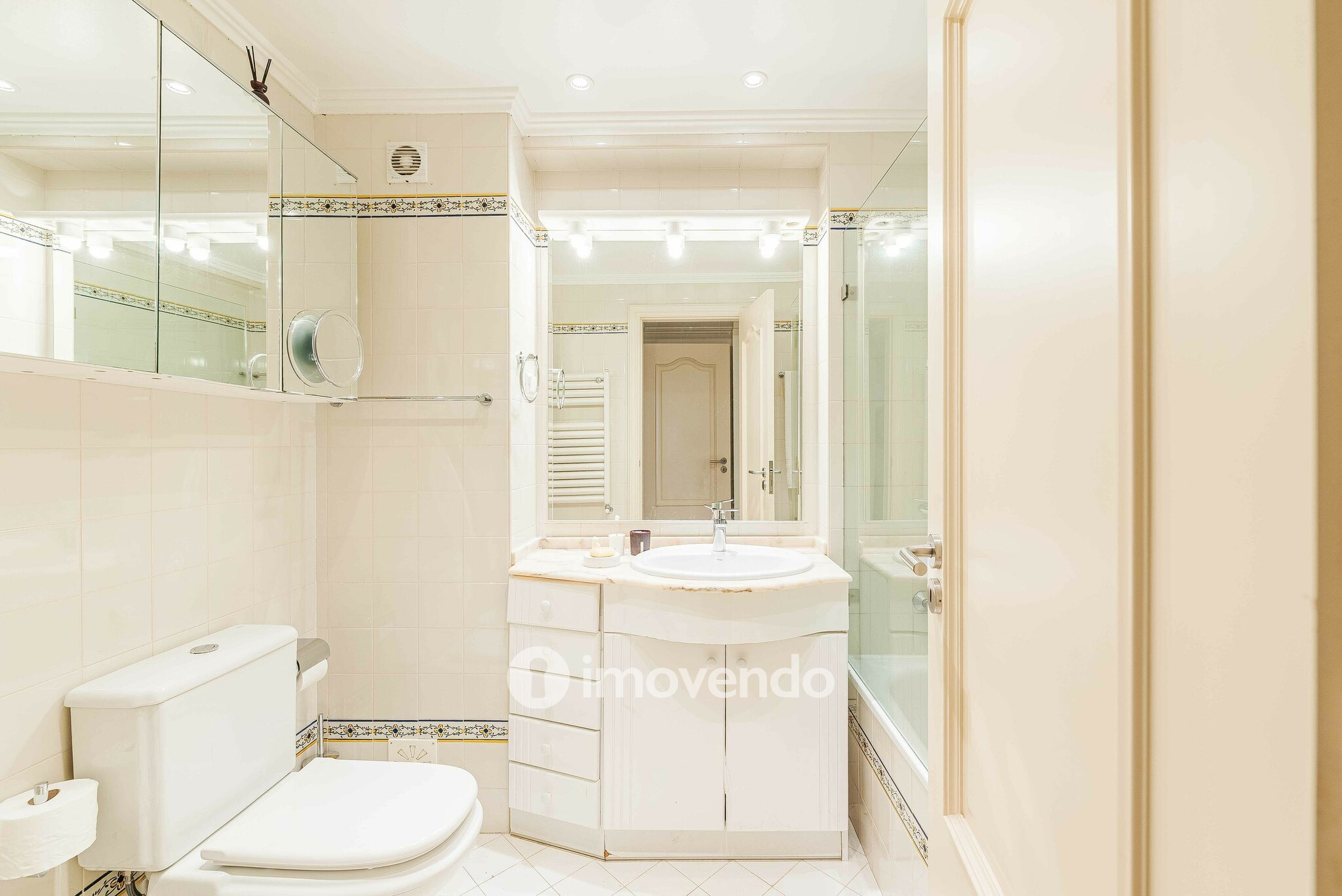 Apartamento T3 exclusivo, com garagem e vista mar, na Parede