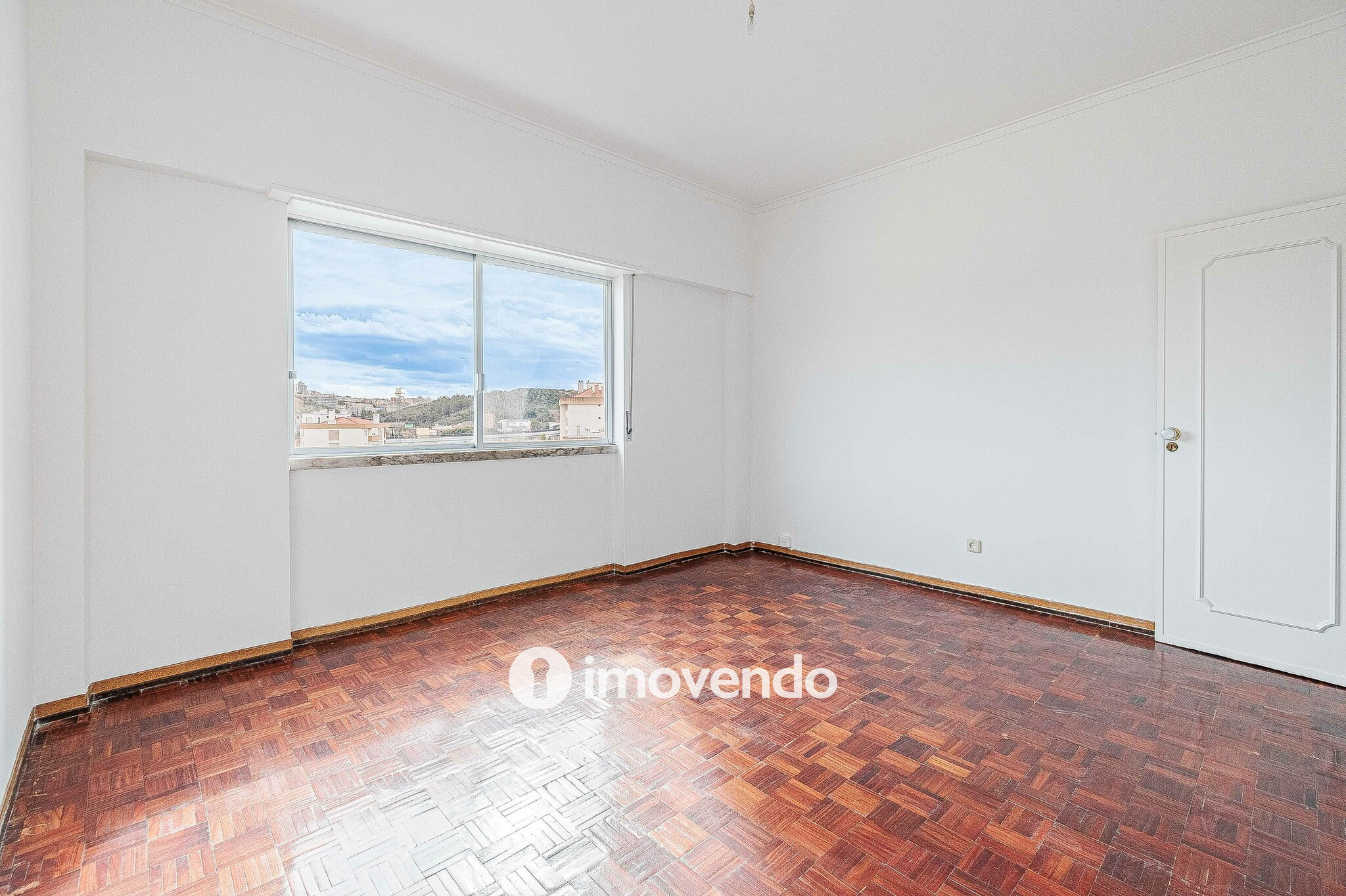 Apartamento T2 com áreas amplas, em Odivelas