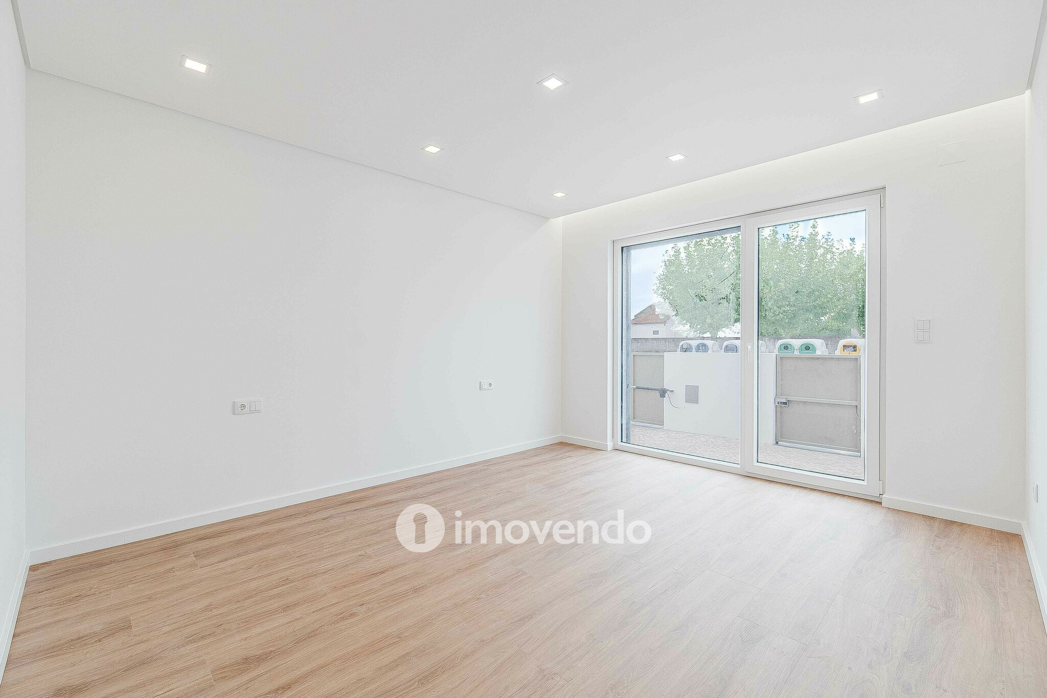 Moradia T4 moderna, com piscina de água salgada e garagem, no Montijo