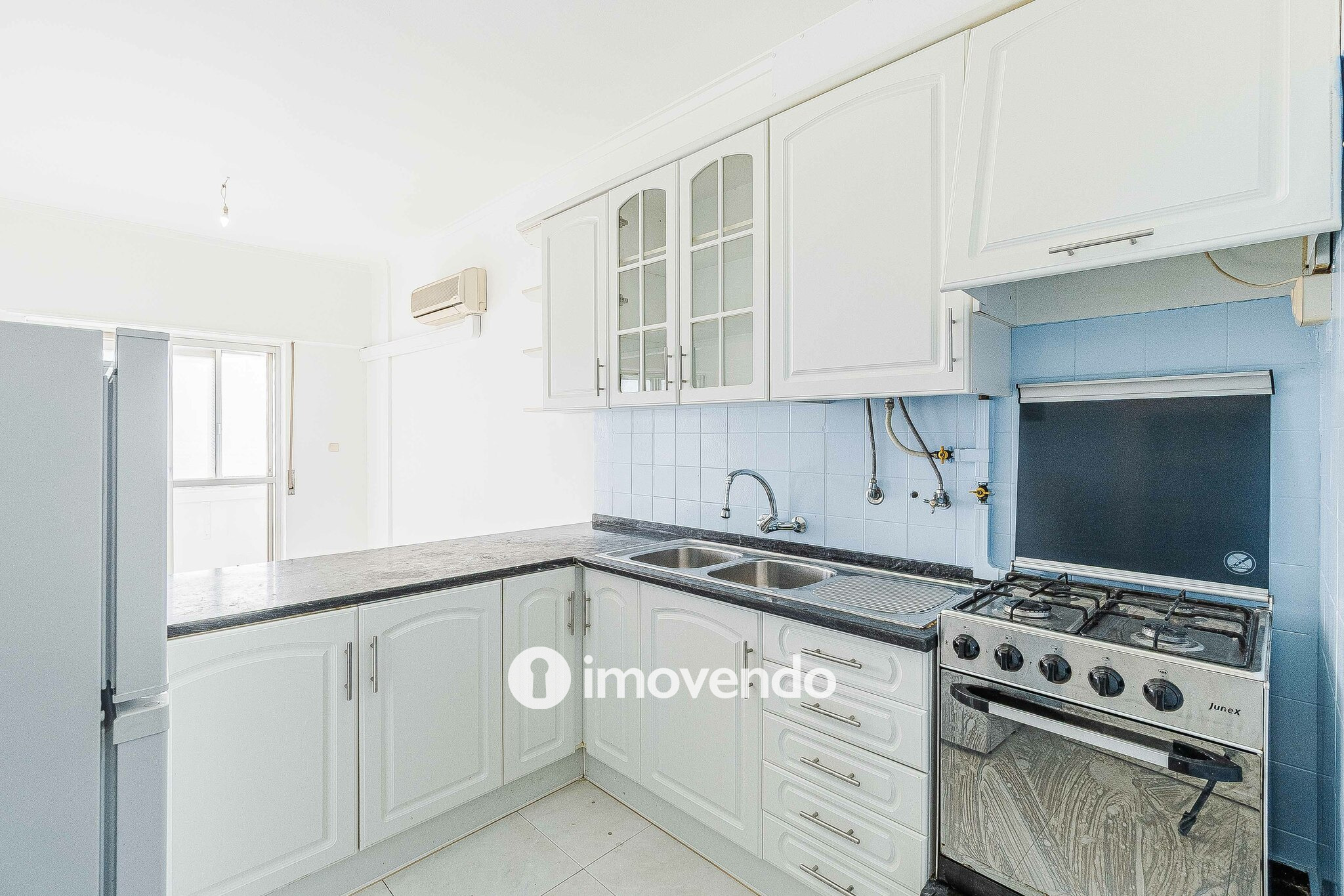 Apartamento T2 com áreas amplas, em Odivelas
