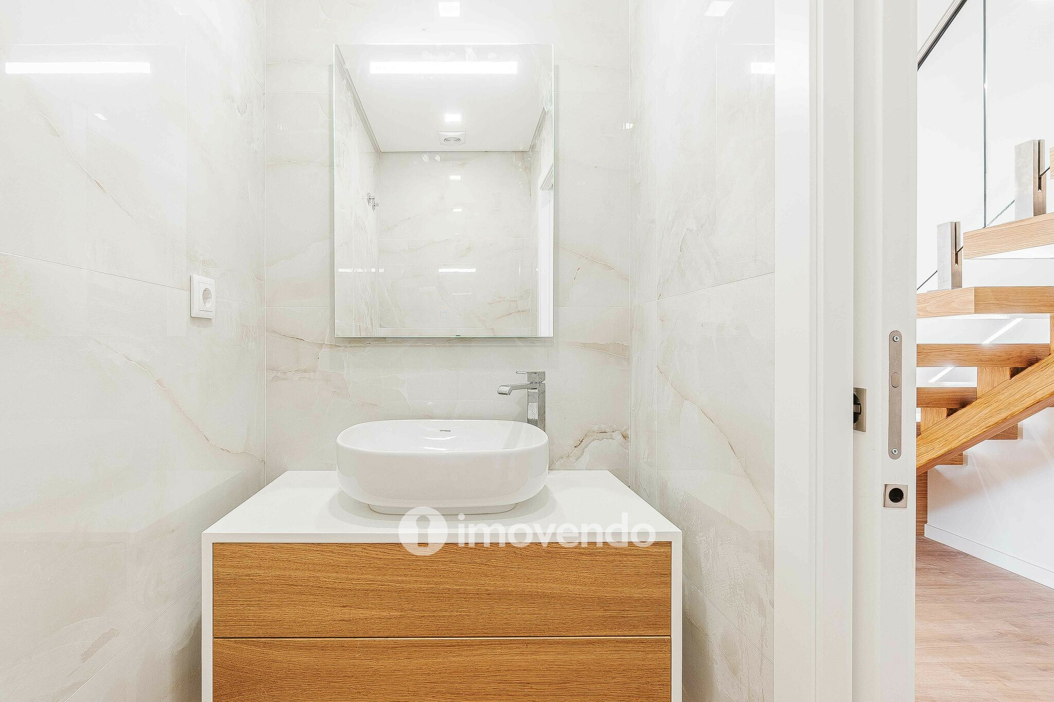 Moradia T4 moderna, com piscina de água salgada e garagem, no Montijo