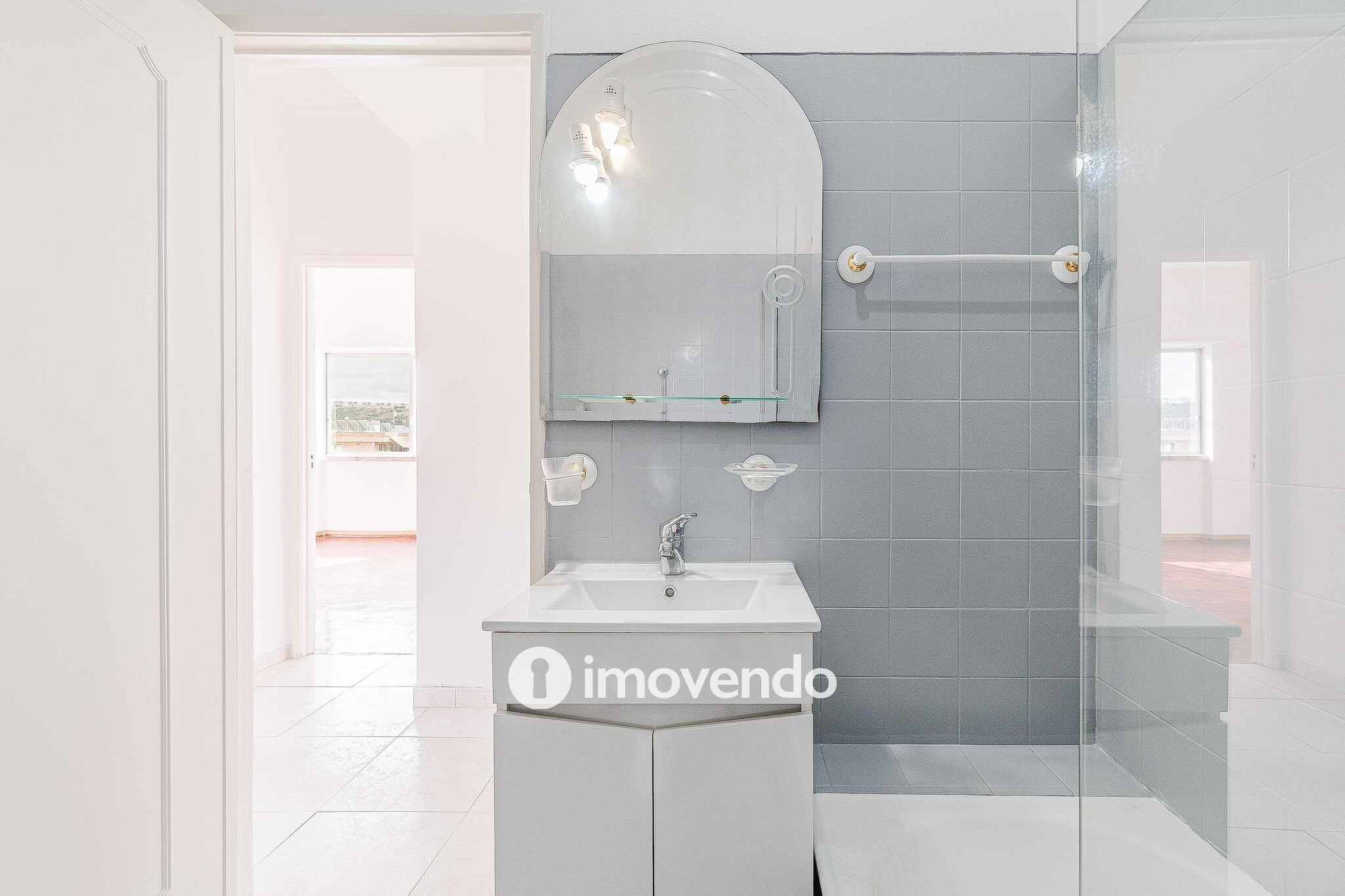 Apartamento T2 com áreas amplas, em Odivelas