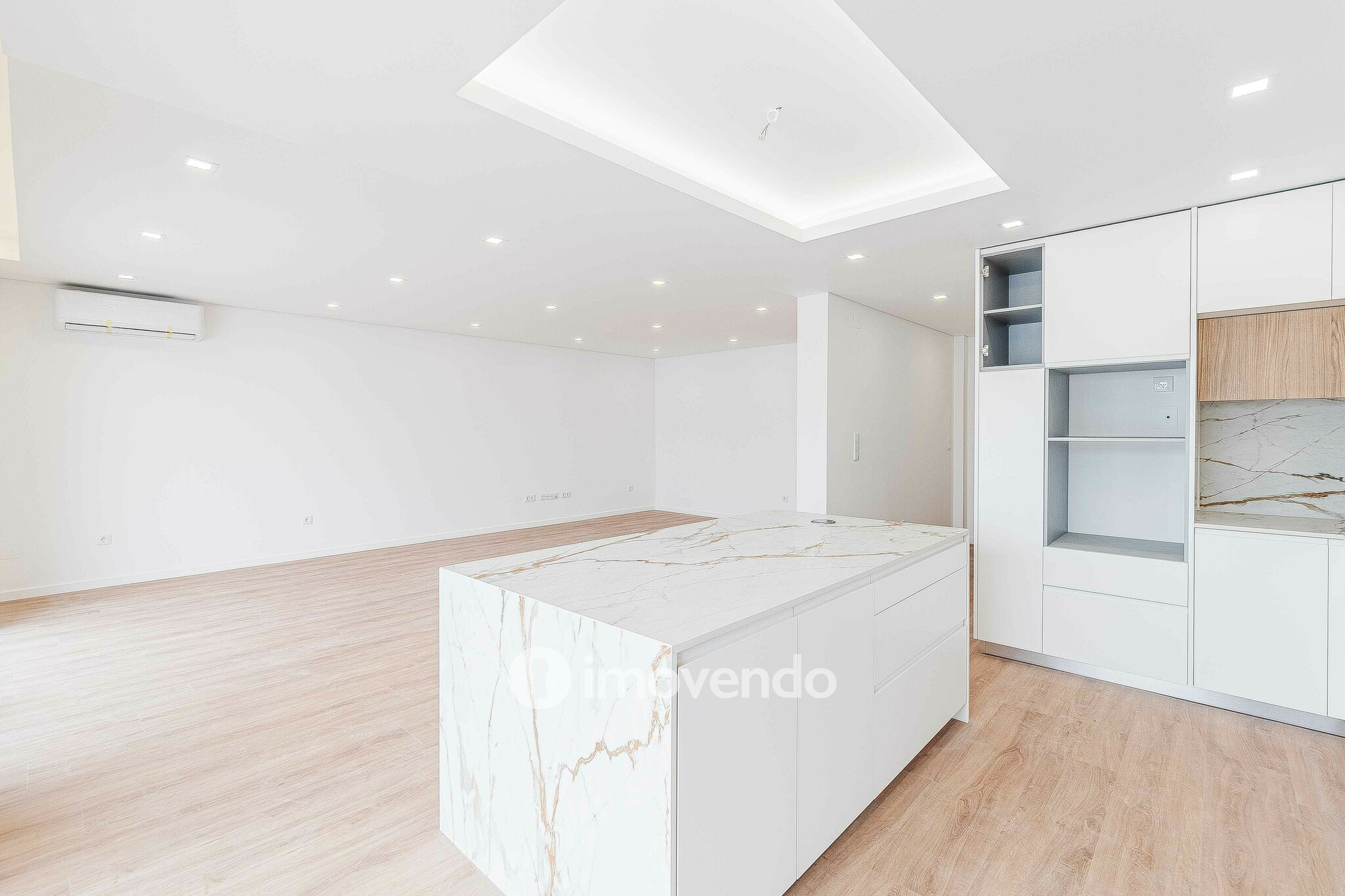 Moradia T4 moderna, com piscina de água salgada e garagem, no Montijo