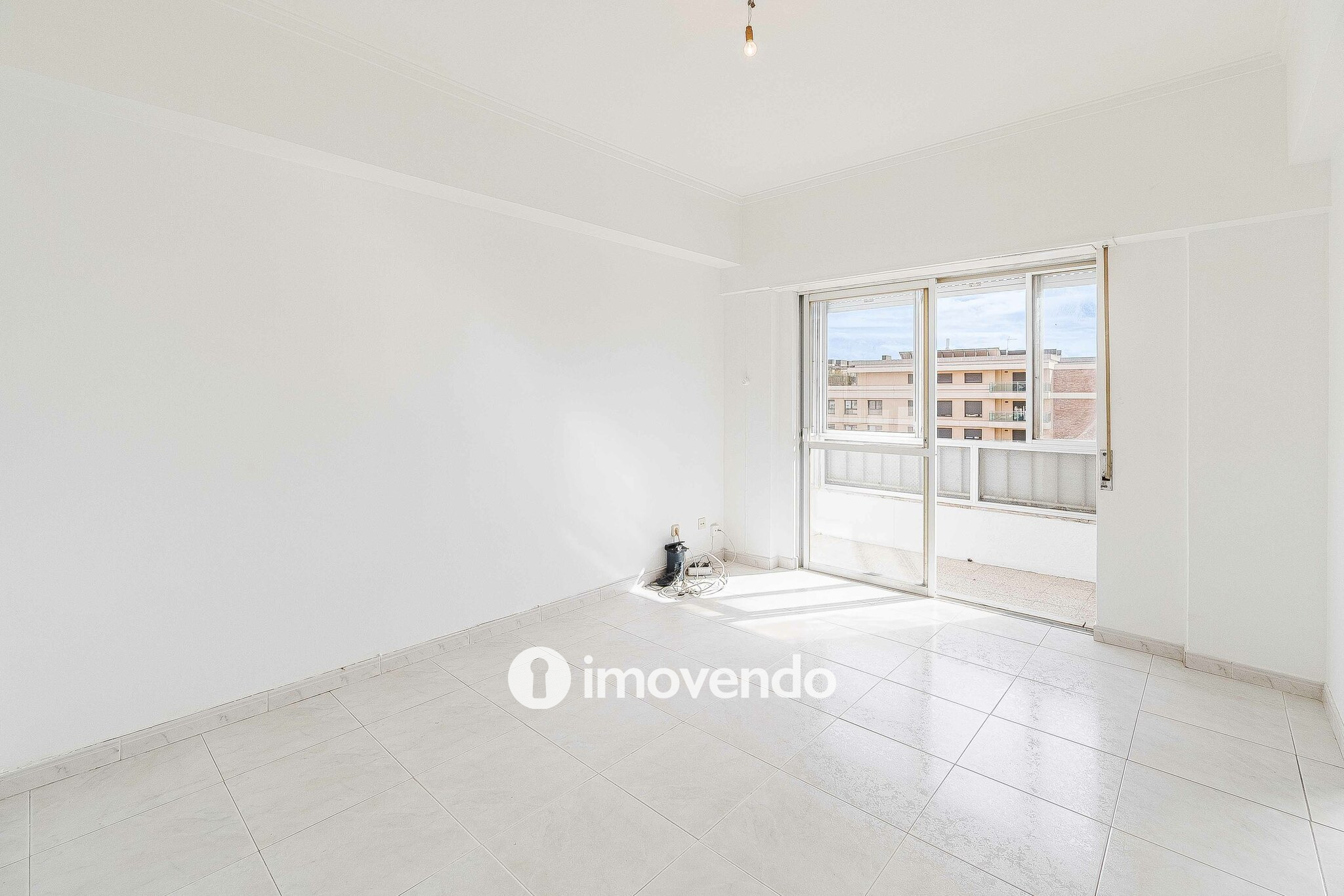 Apartamento T2 com áreas amplas, em Odivelas