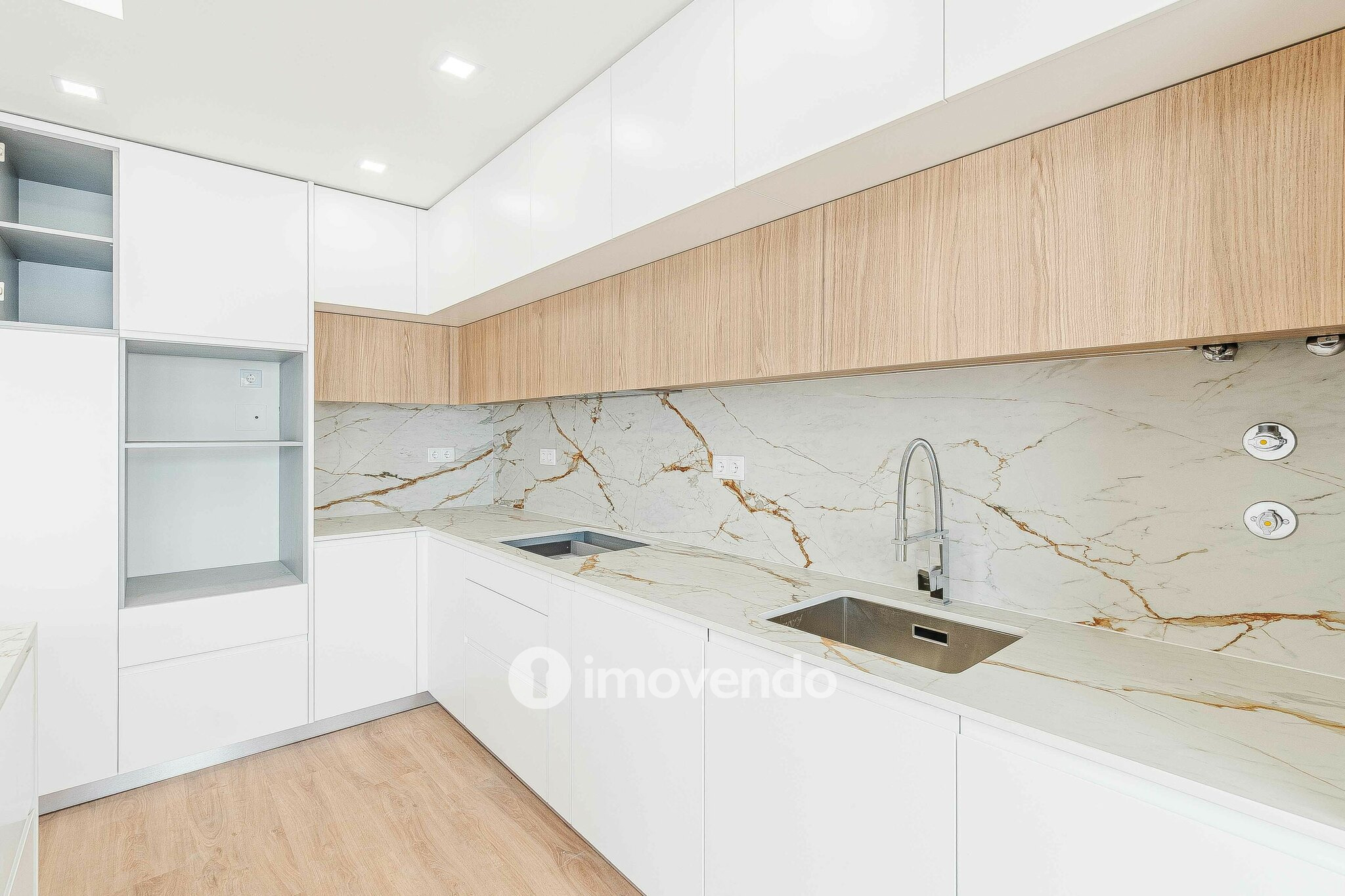 Moradia T4 moderna, com piscina de água salgada e garagem, no Montijo