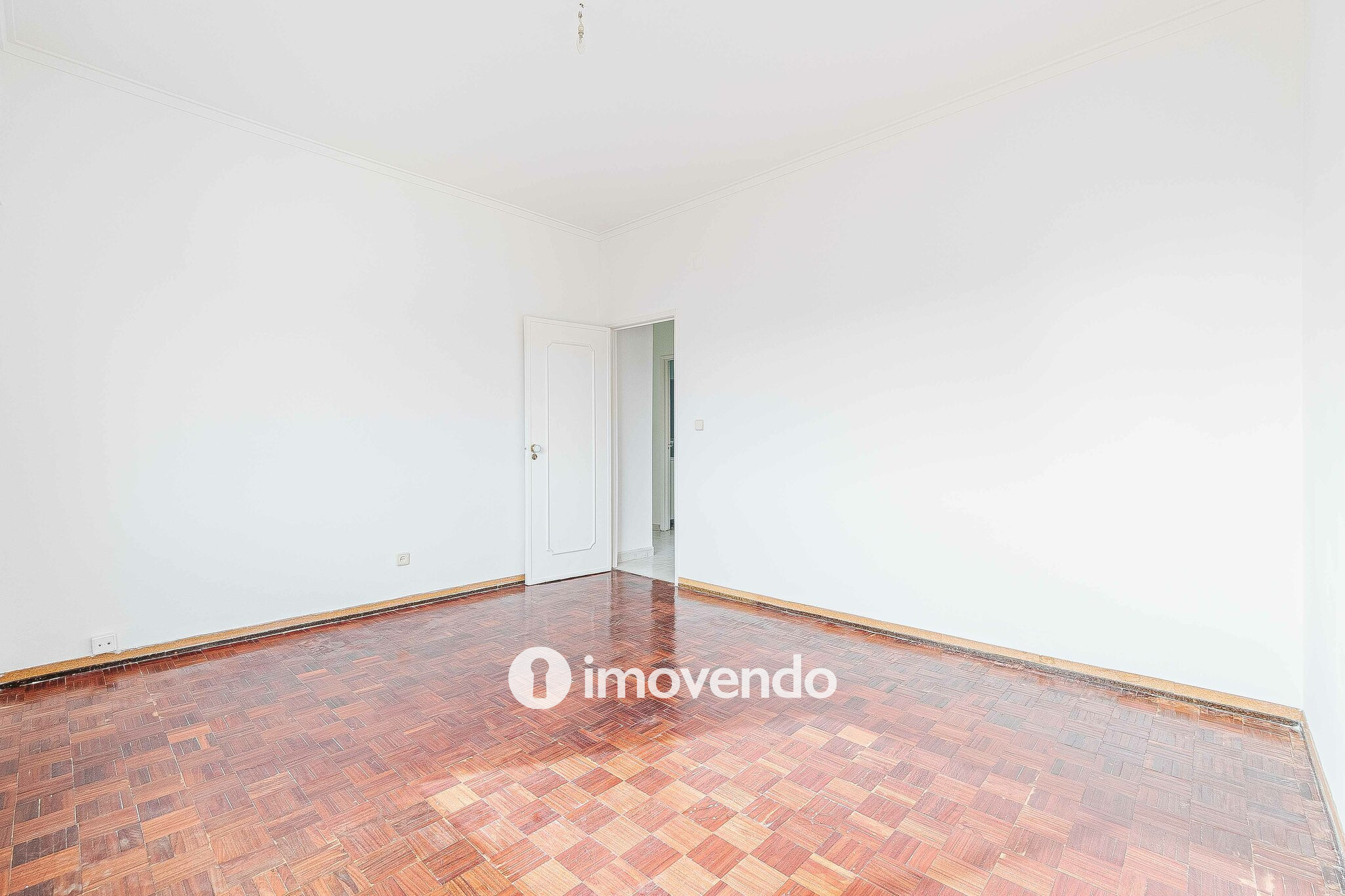 Apartamento T2 com áreas amplas, em Odivelas