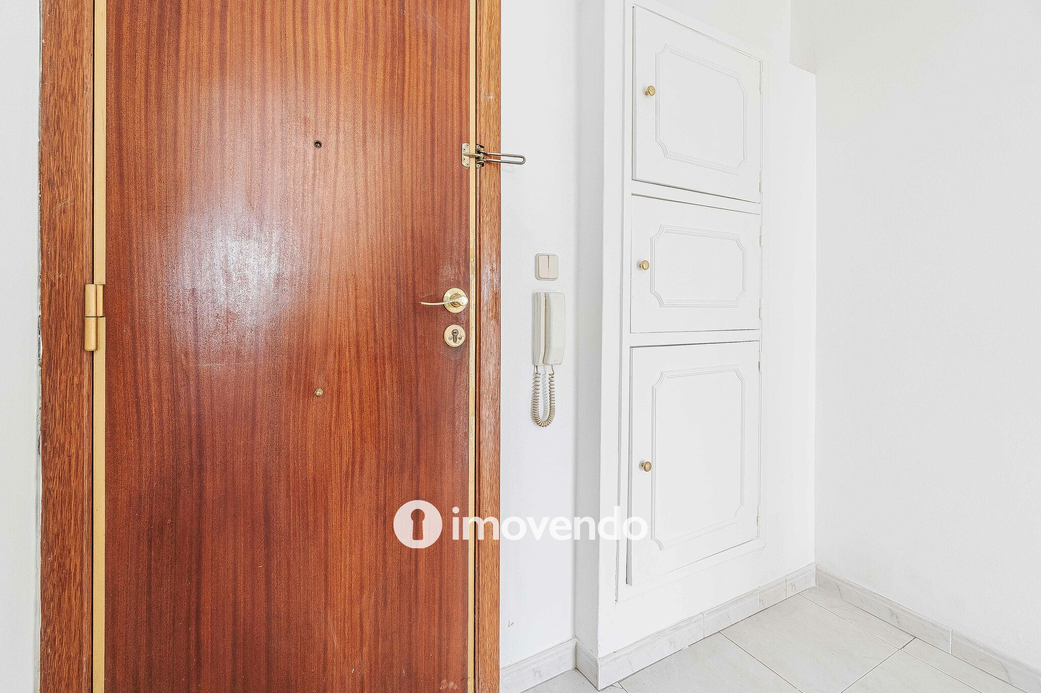 Apartamento T2 com áreas amplas, em Odivelas