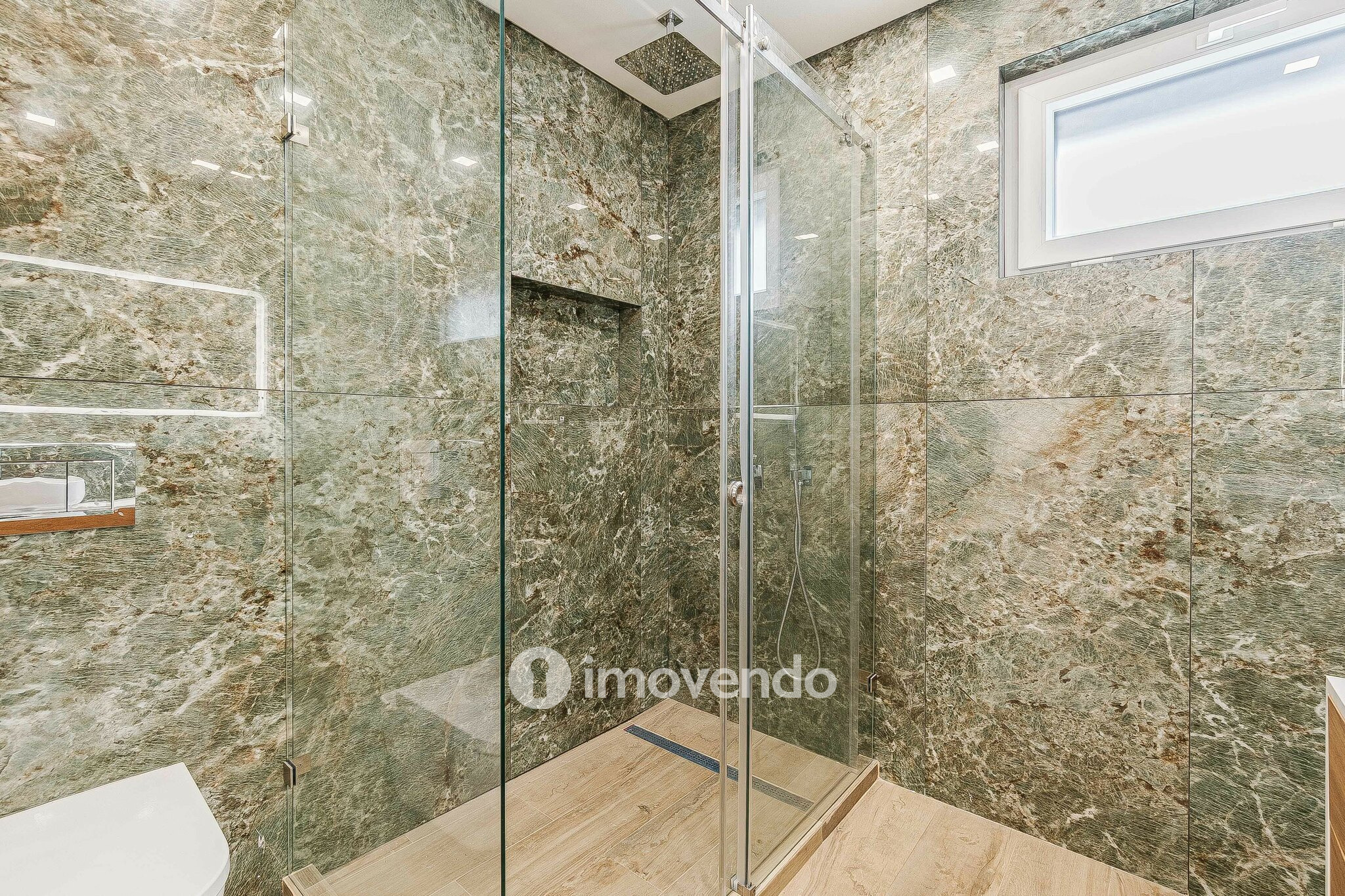 Moradia T4 moderna, com piscina de água salgada e garagem, no Montijo