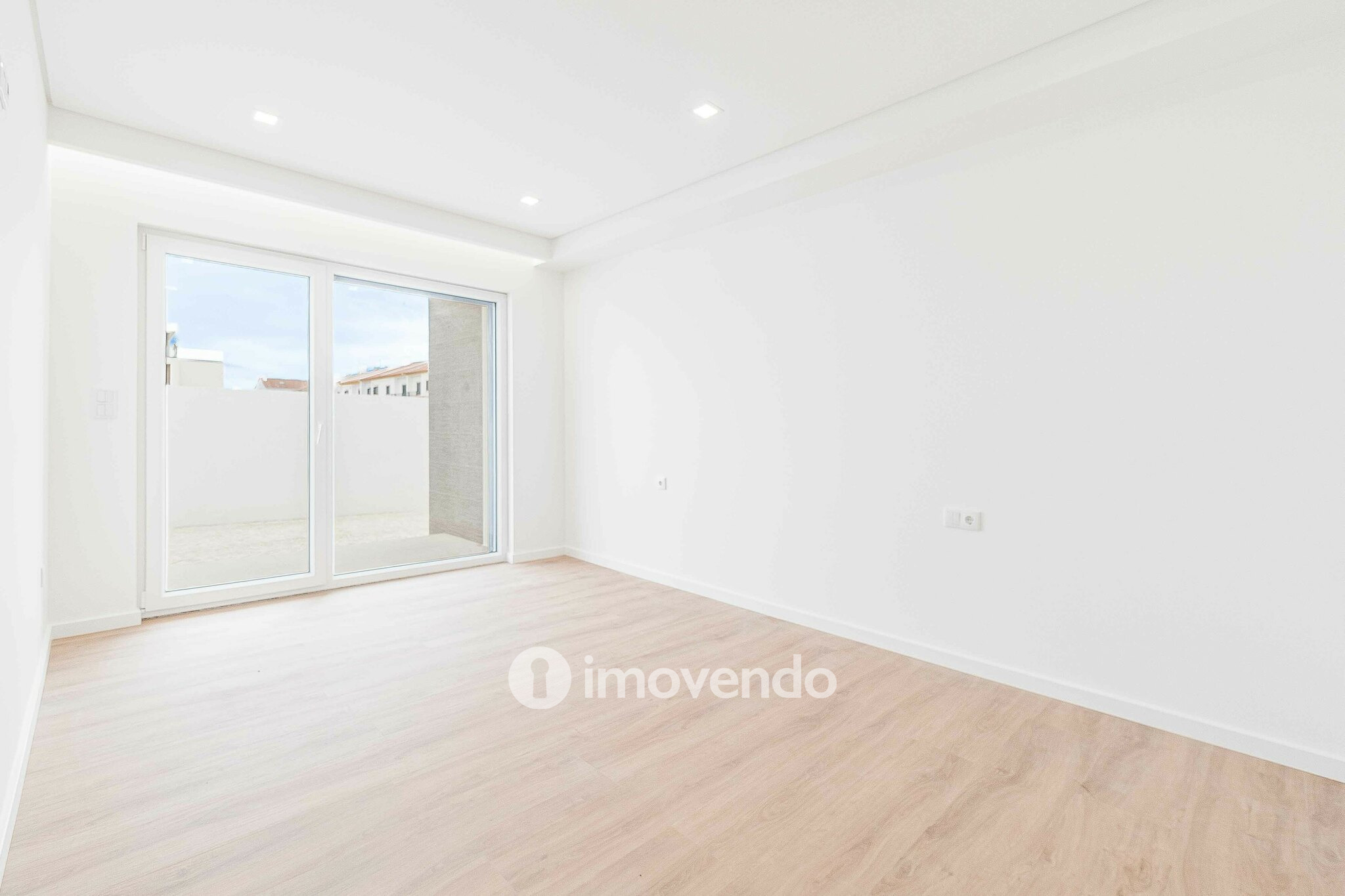 Moradia T4 moderna, com piscina de água salgada e garagem, no Montijo