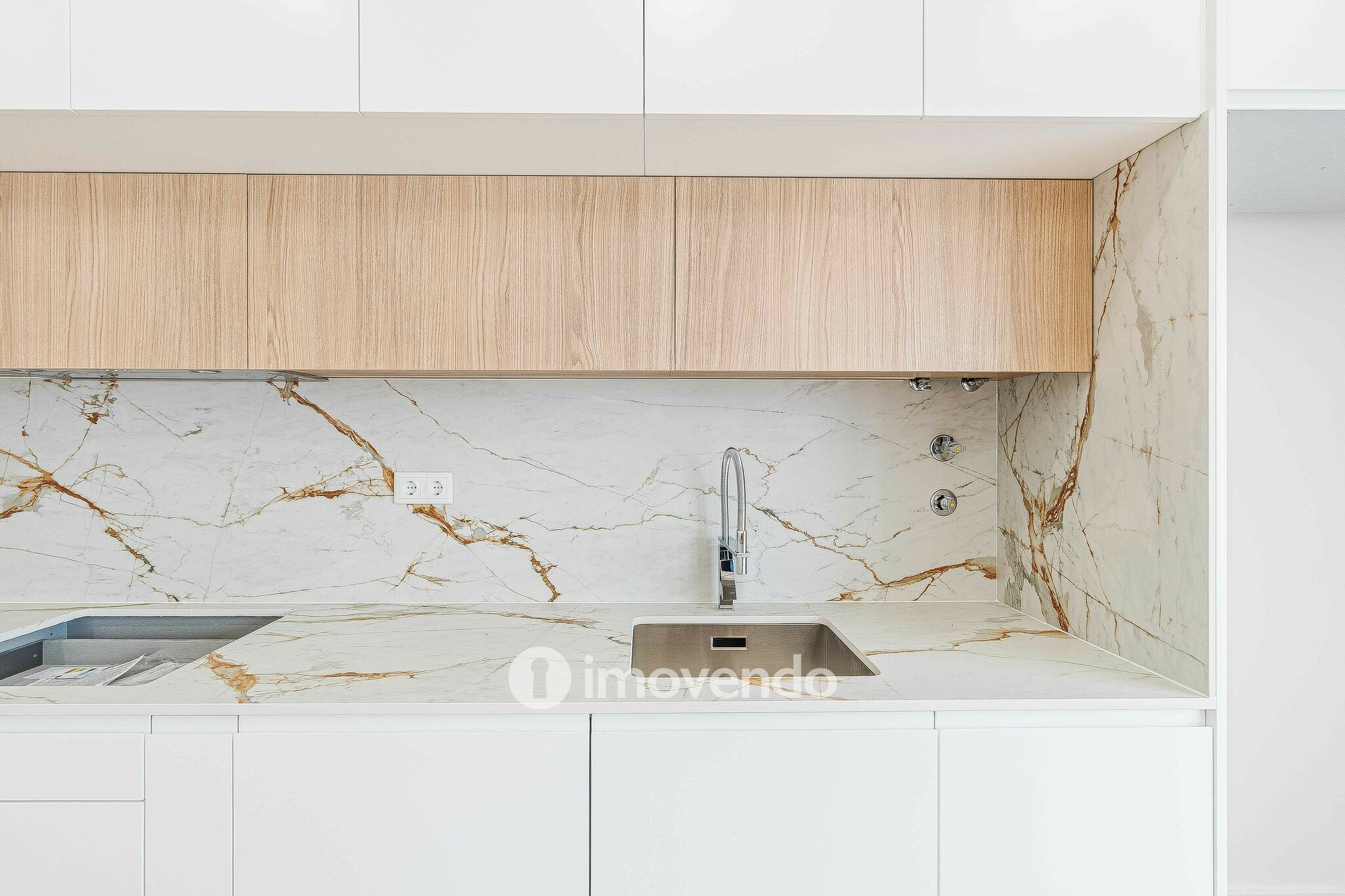 Moradia T4 moderna, com piscina de água salgada e garagem, no Montijo