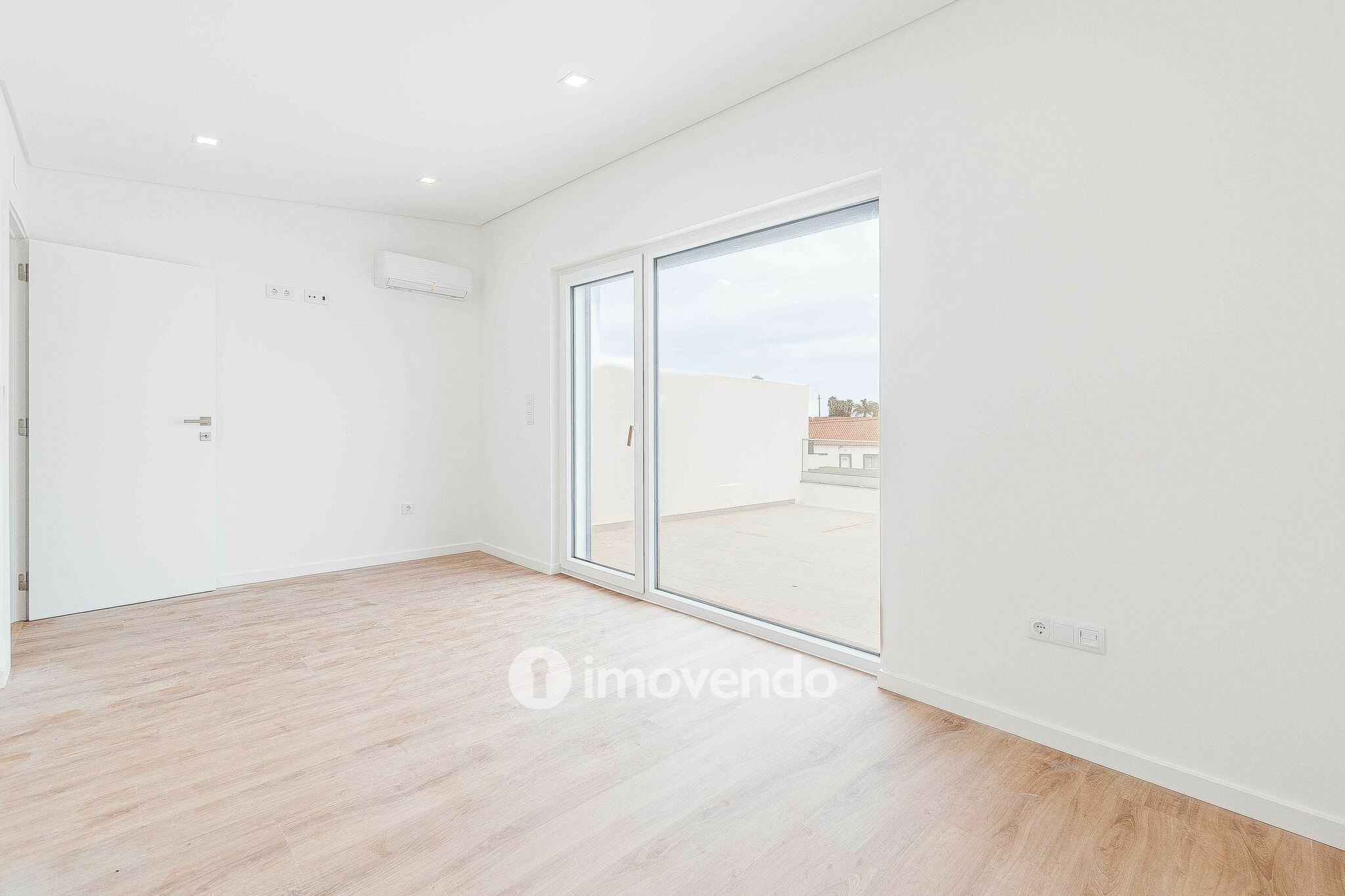 Moradia T4 moderna, com piscina de água salgada e garagem, no Montijo