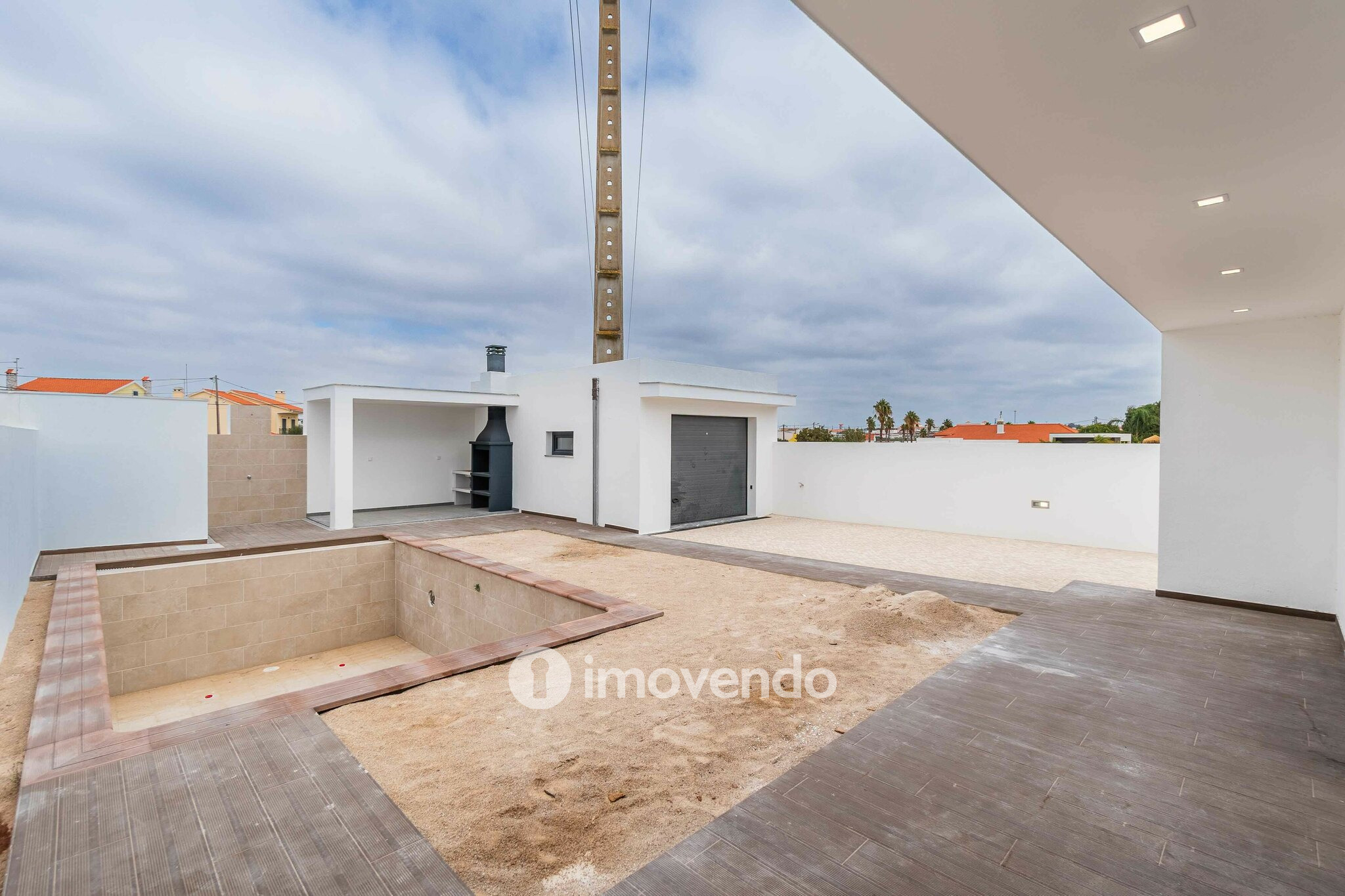 Moradia T4 moderna, com piscina de água salgada e garagem, no Montijo