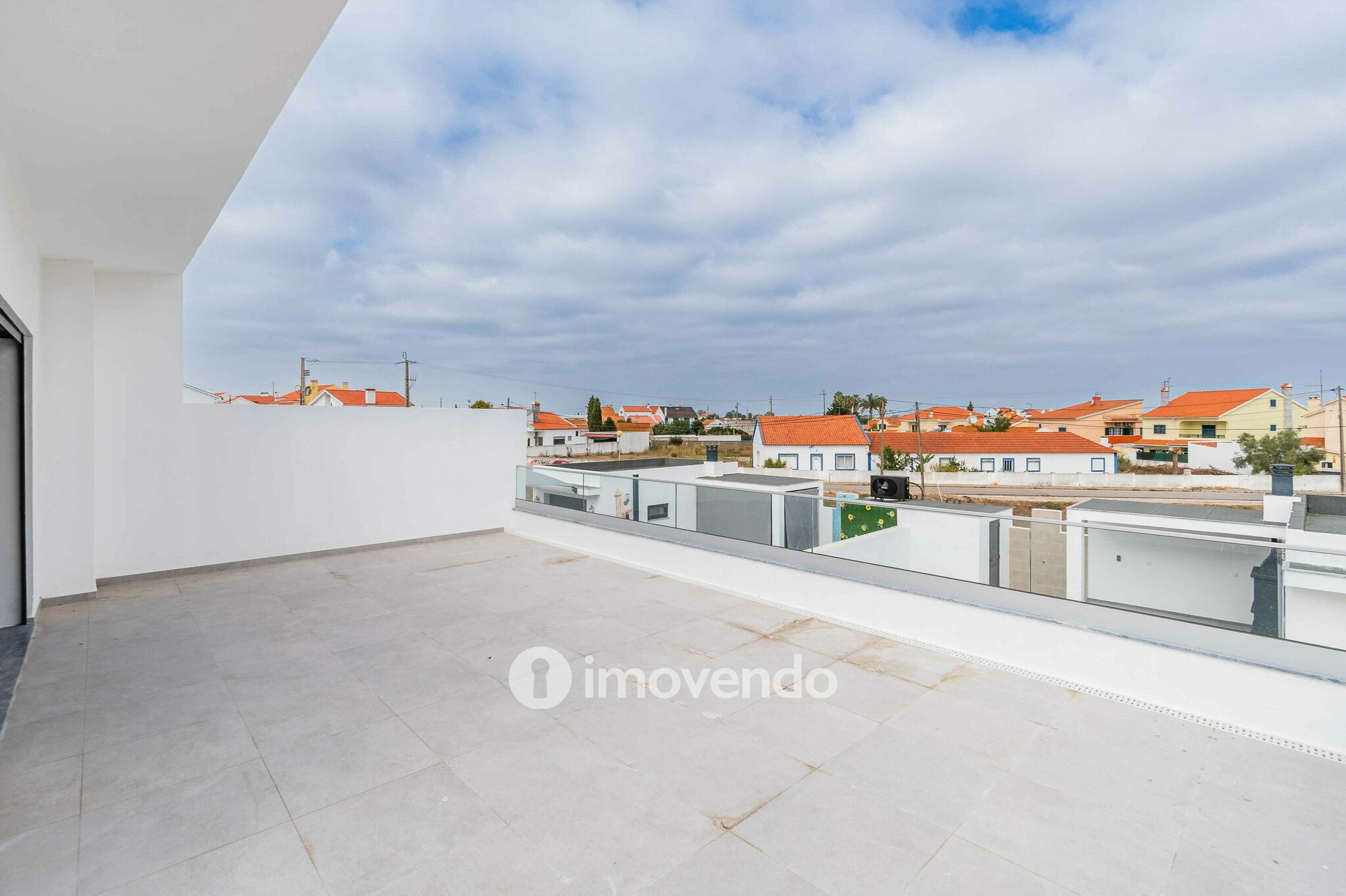 Moradia T4 moderna, com piscina de água salgada e garagem, no Montijo