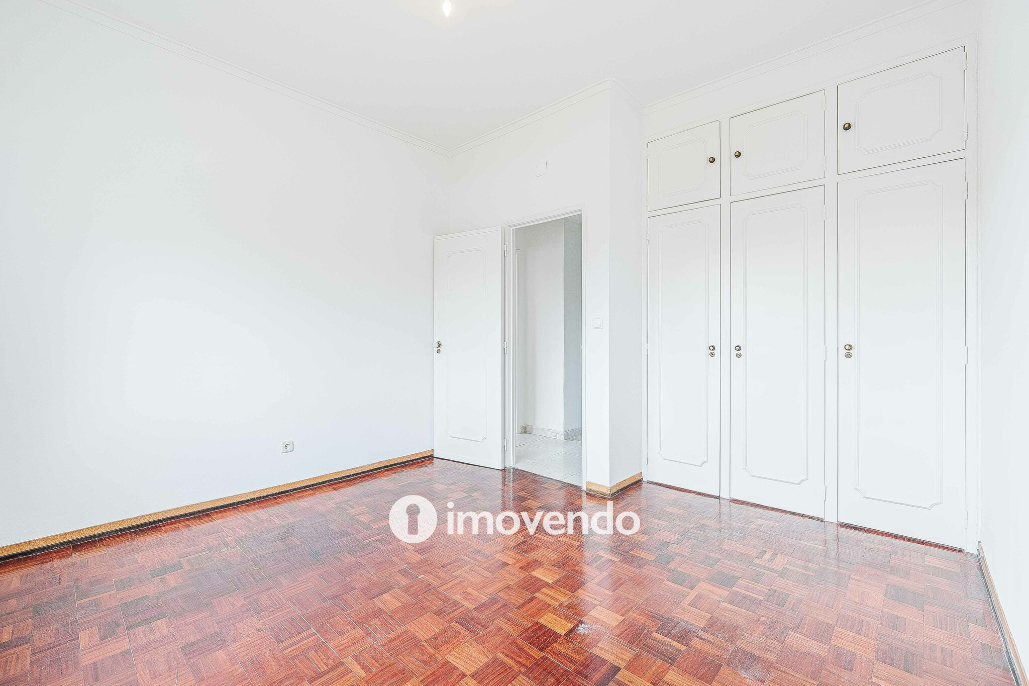 Apartamento T2 com áreas amplas, em Odivelas