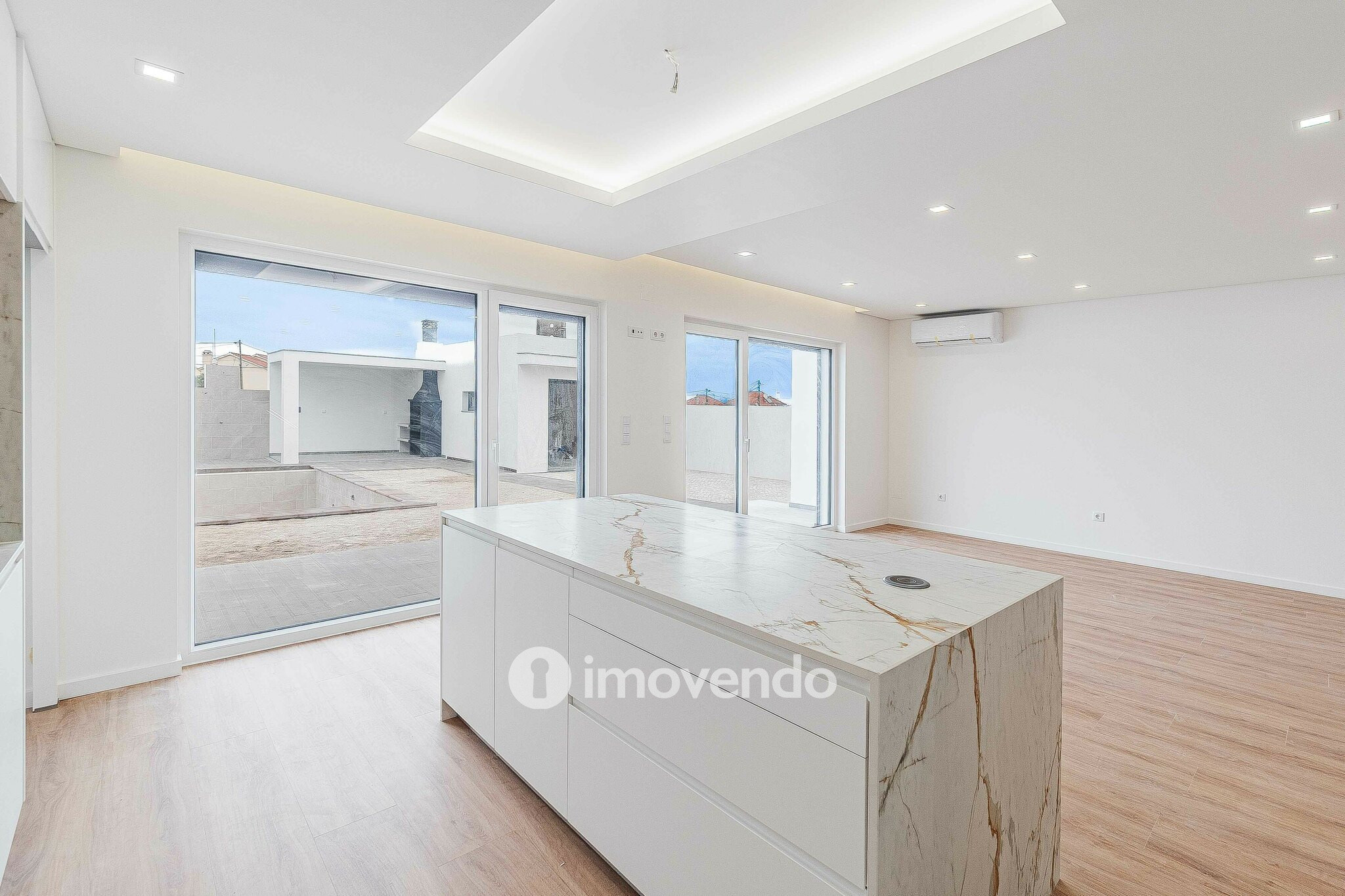 Moradia T4 moderna, com piscina de água salgada e garagem, no Montijo