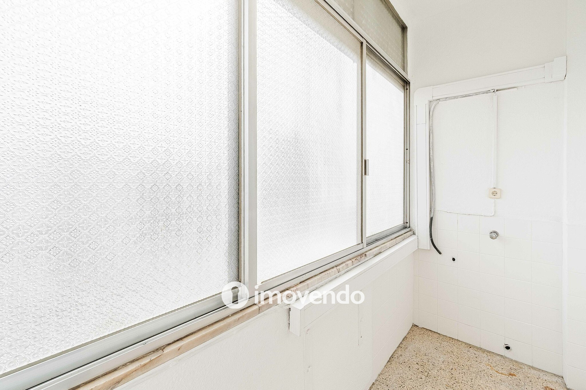 Apartamento T2 com áreas amplas, em Odivelas
