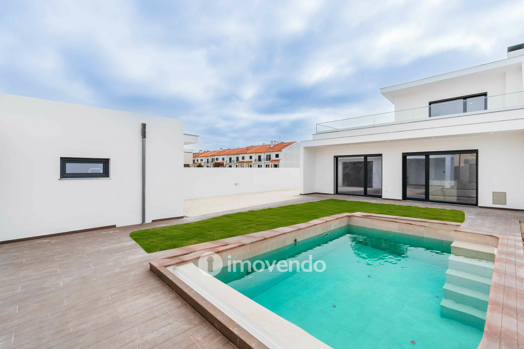 Moradia T4 moderna, com piscina de água salgada e garagem, no Montijo