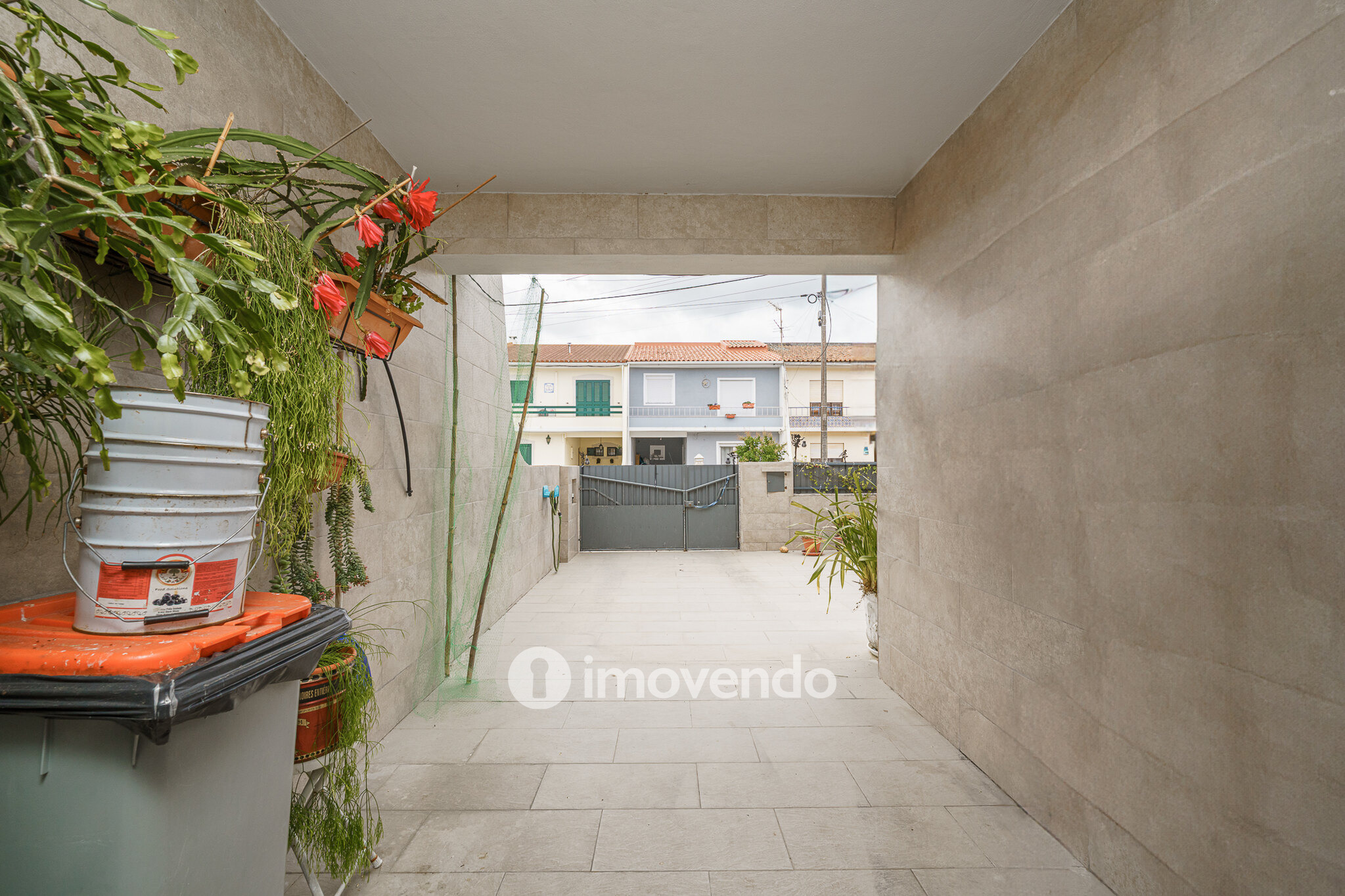 Moradia em banda T4, com logradouro e estacionamento, em Palmela