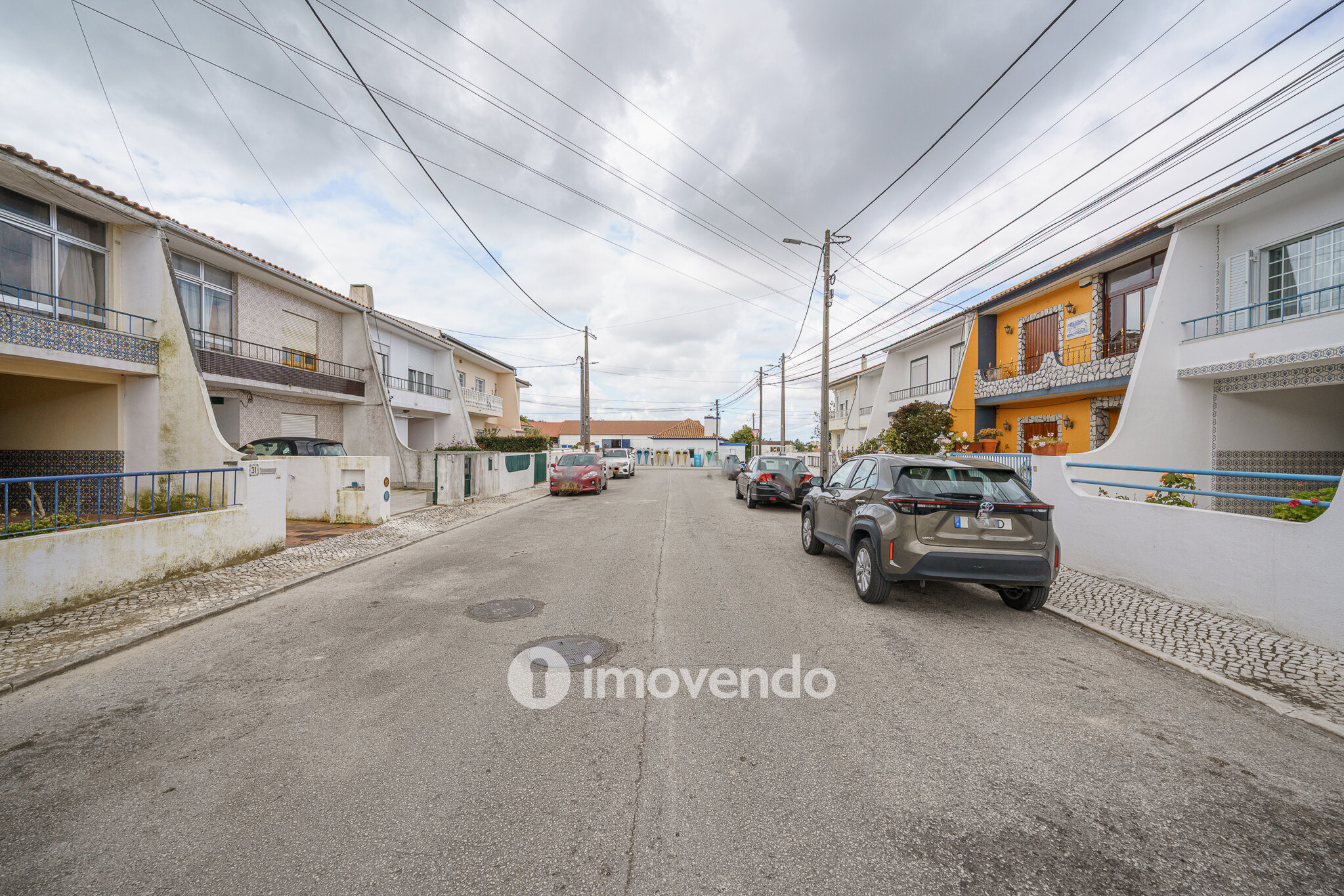 Moradia em banda T4, com logradouro e estacionamento, em Palmela