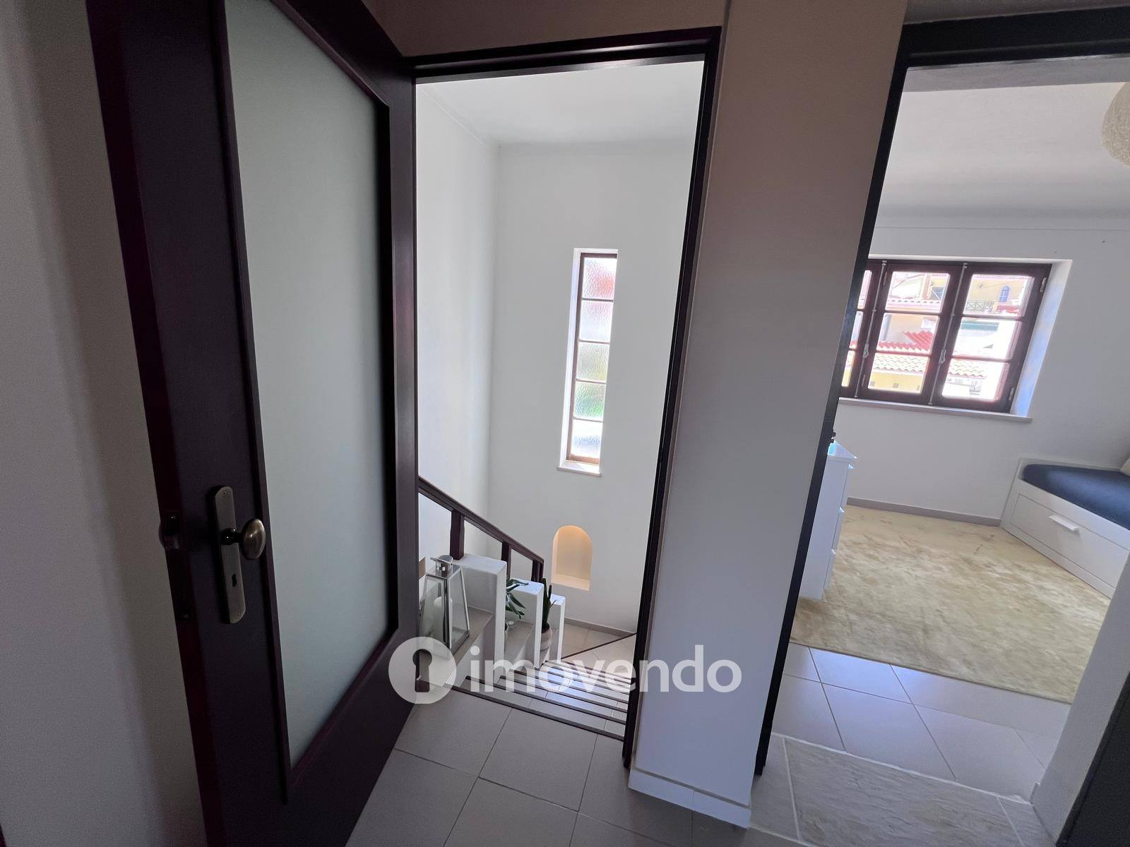 Moradia T4+1 inserida em lote de 335 m2, na Carvoeira