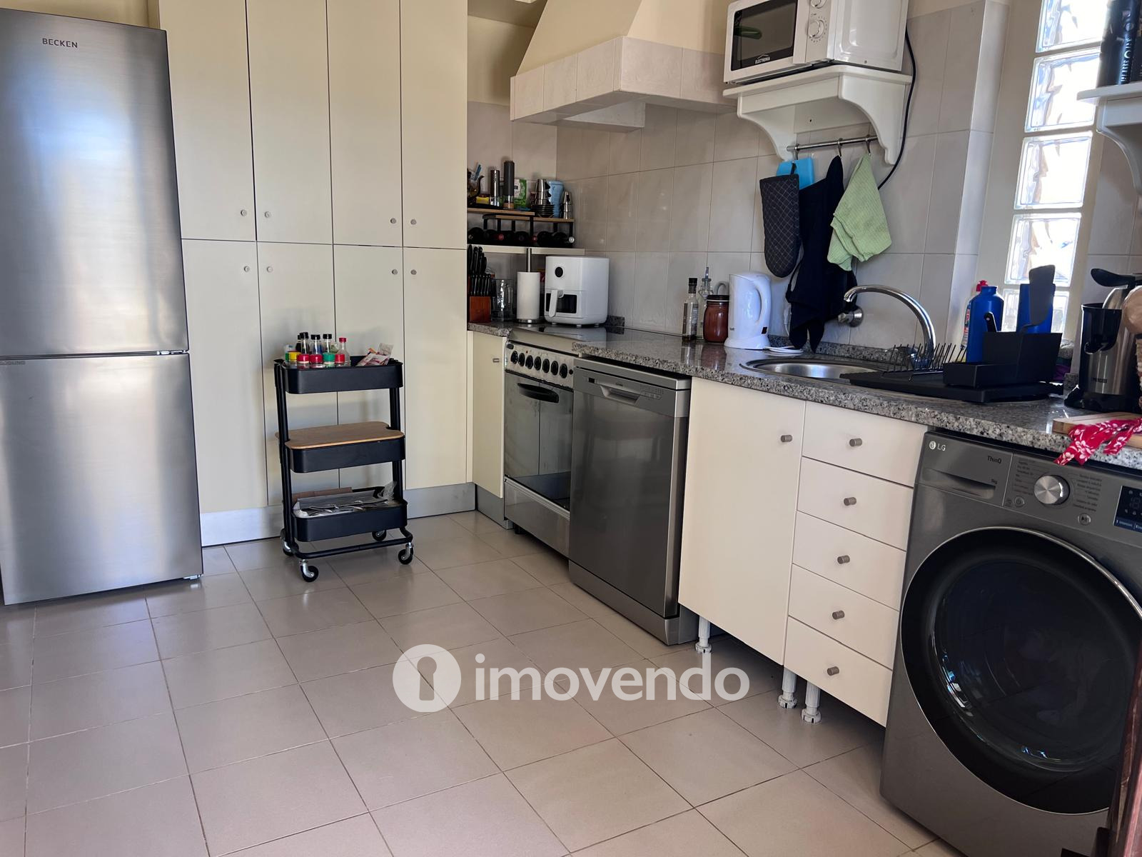 Moradia T4+1 inserida em lote de 335 m2, na Carvoeira