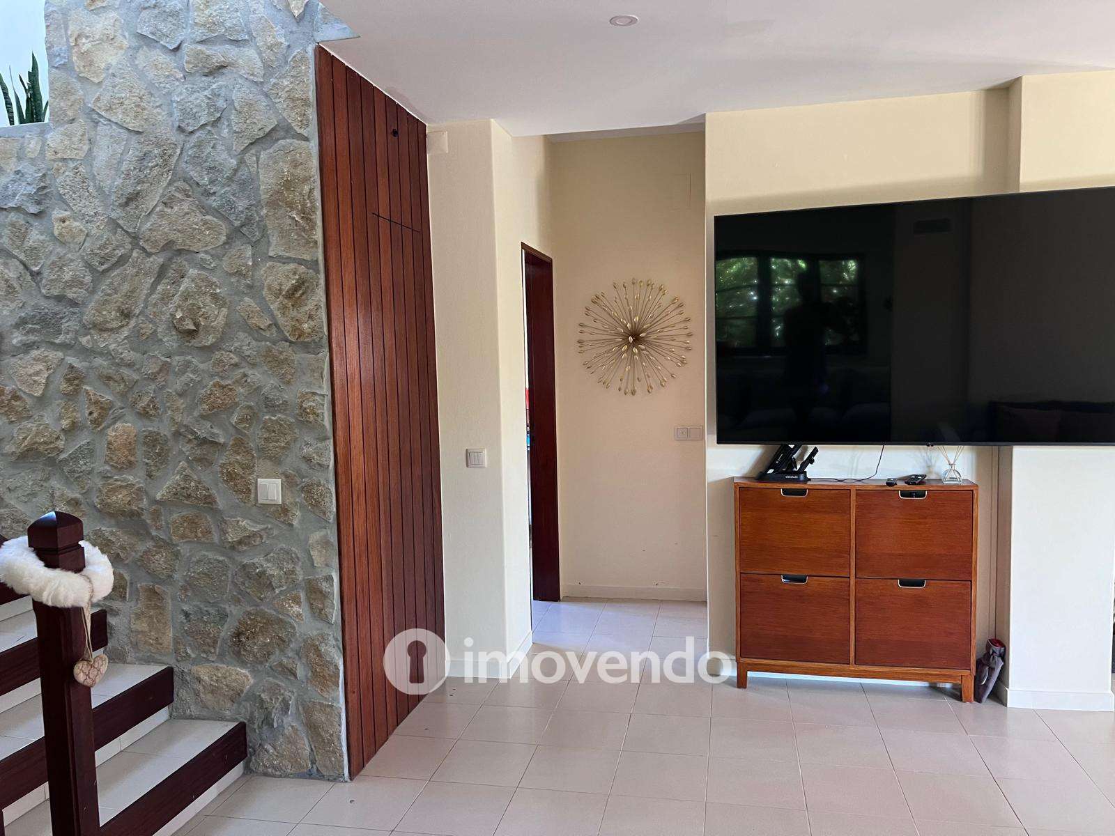 Moradia T4+1 inserida em lote de 335 m2, na Carvoeira