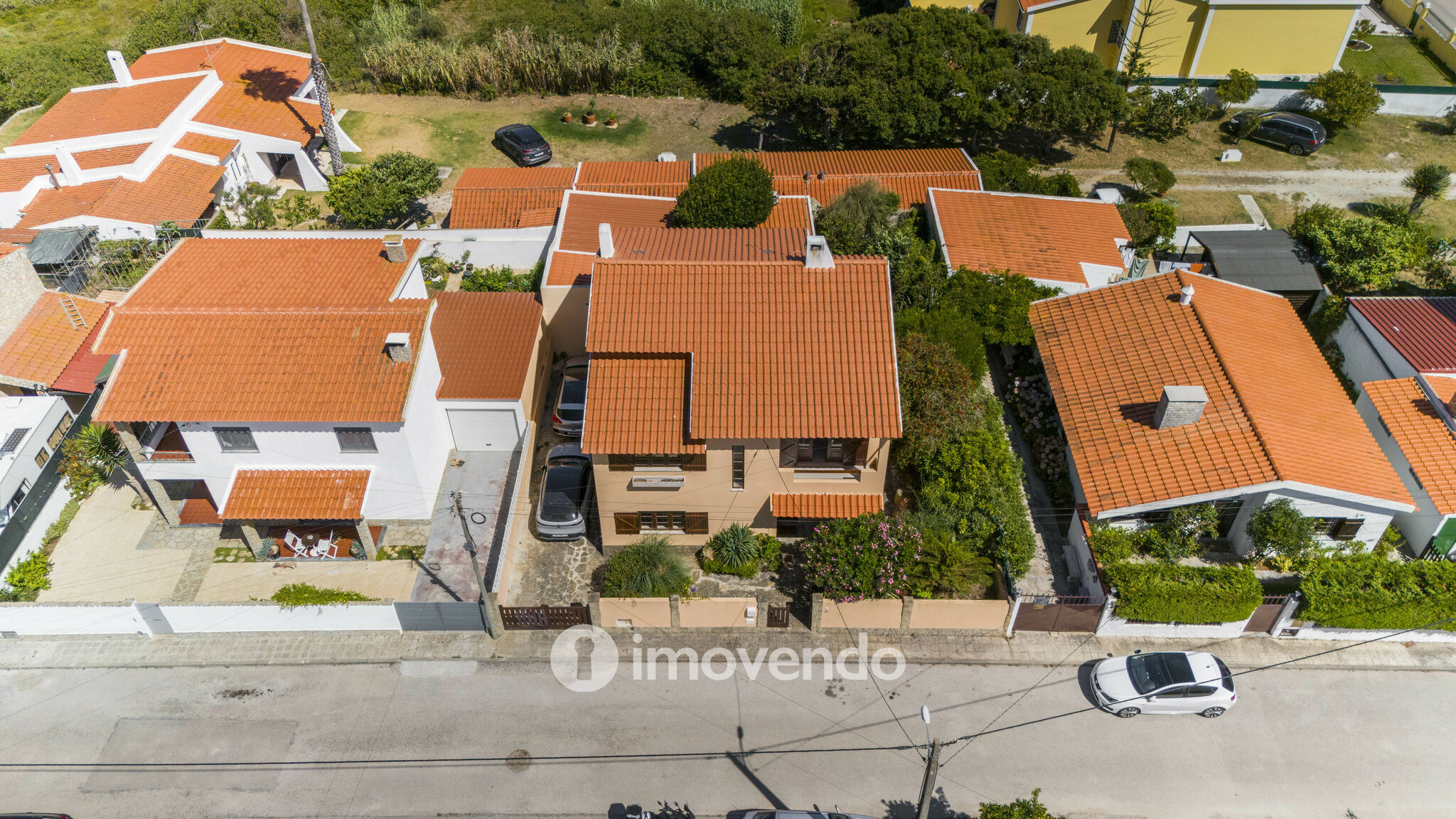 Moradia T4+1 inserida em lote de 335 m2, na Carvoeira