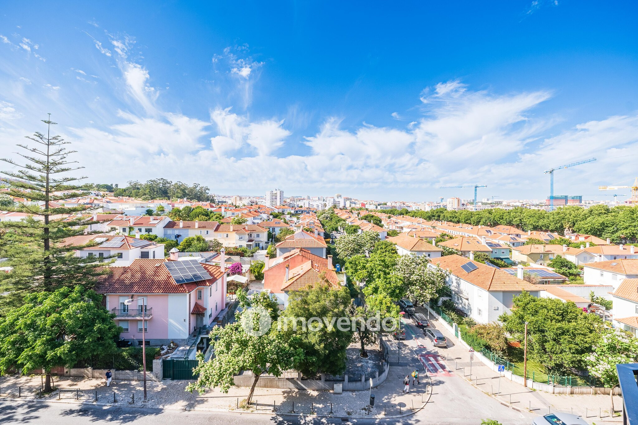 Apartamento T2 remodelado, com cozinha equipada, em Benfica