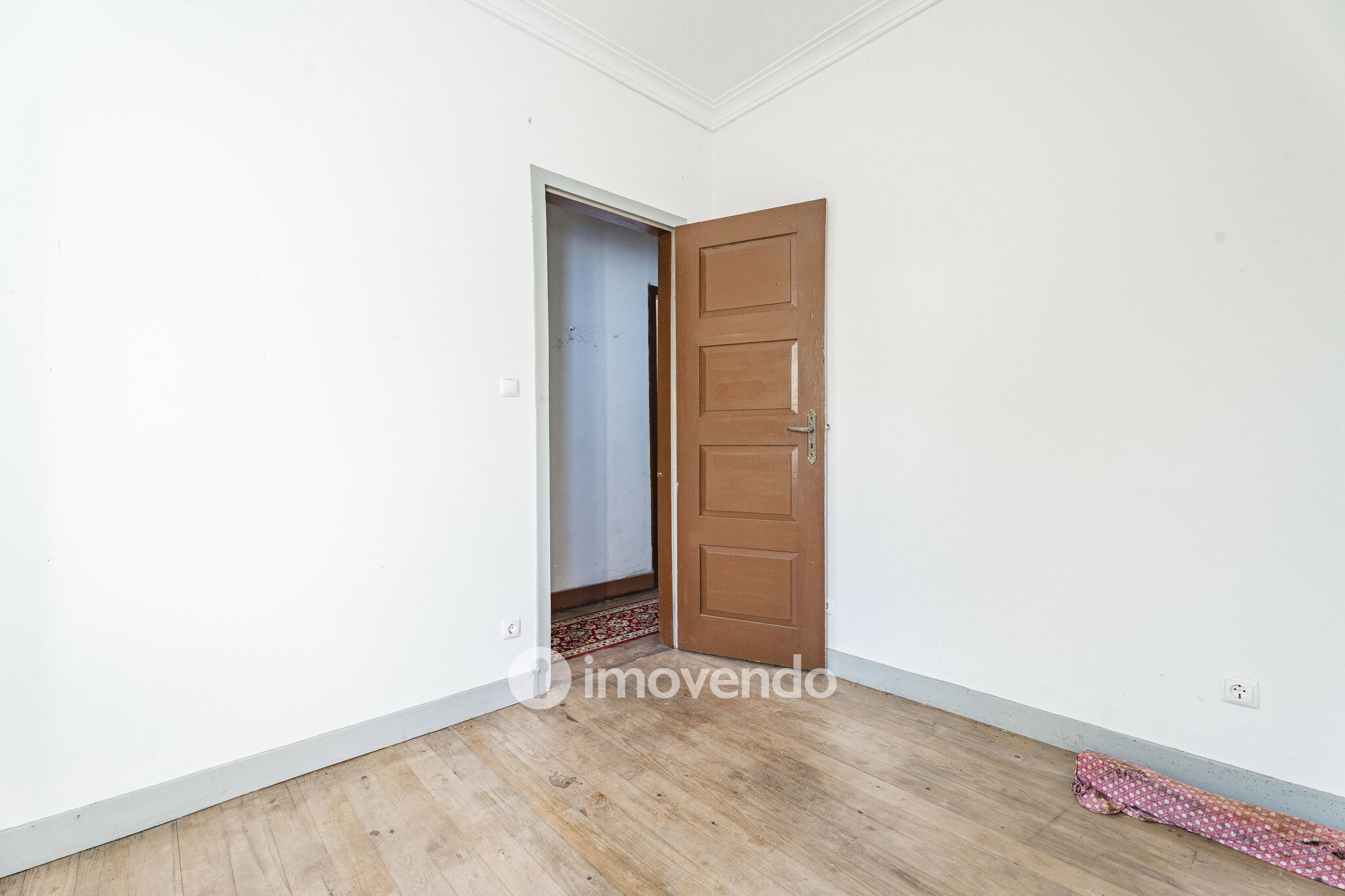 Moradia T4 para renovação, com terreno de 8000m², em Felgueiras