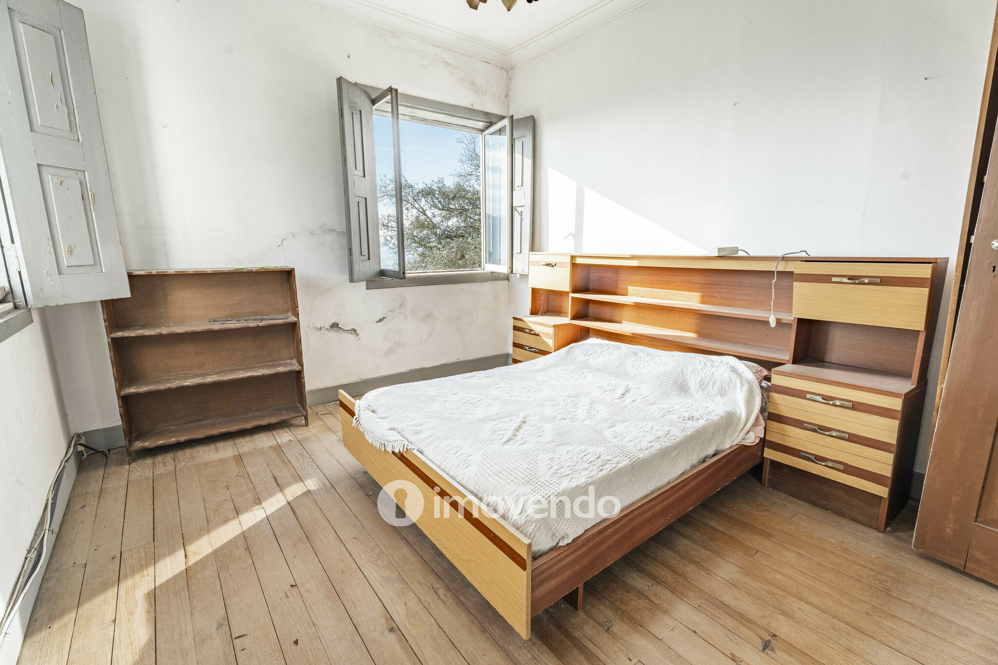 Moradia T4 para renovação, com terreno de 8000m², em Felgueiras